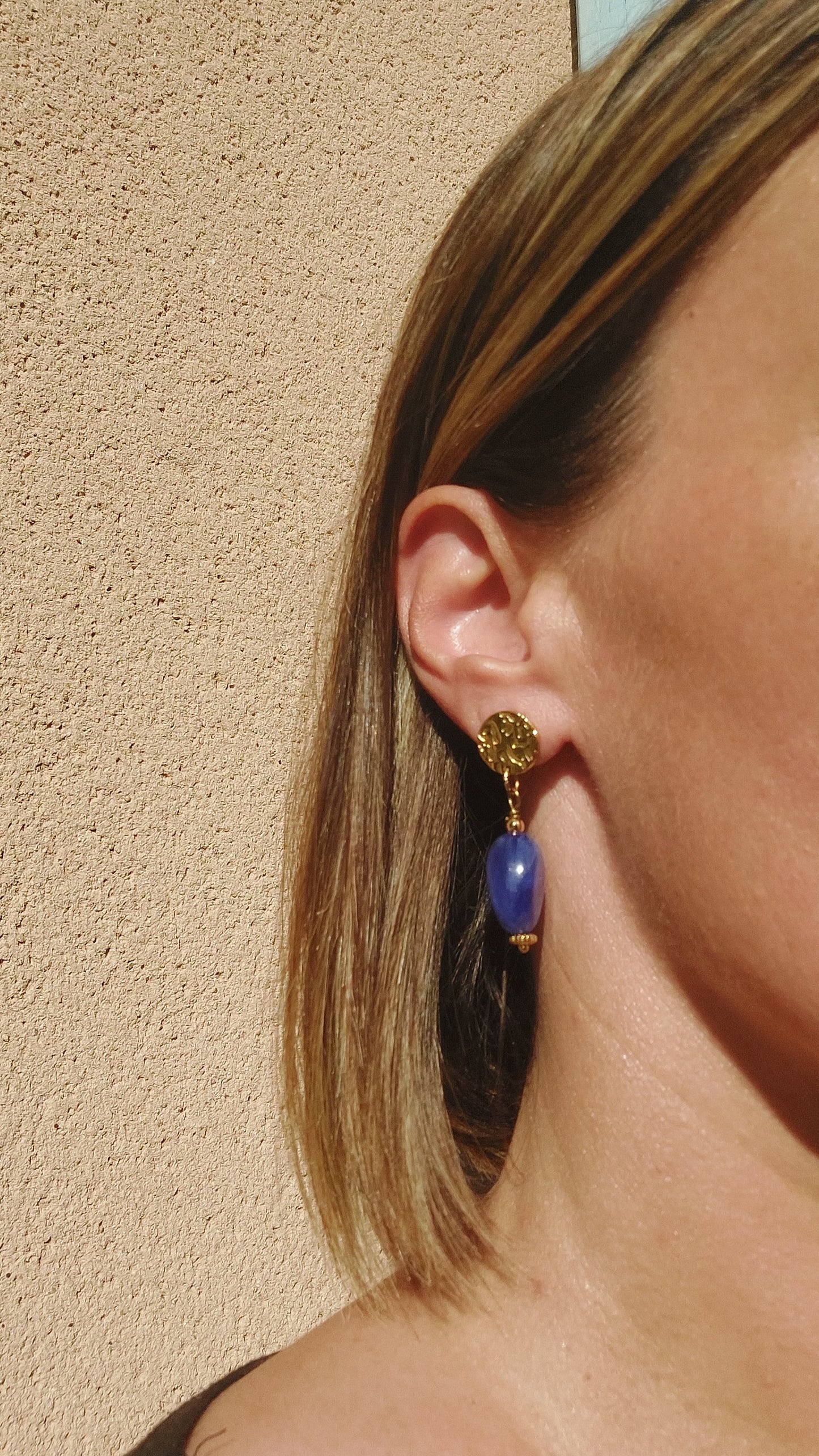 Boucles clous bleu modèle loly bohème et intemporelle femme