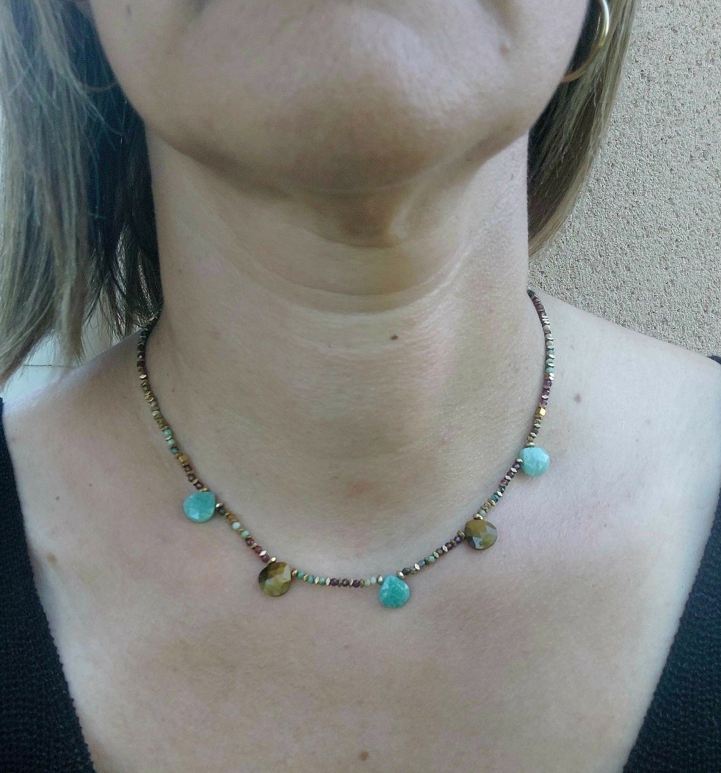 Bijou collier bohème pendentif perles amazonite et œil de tigre porté à l'ombre
