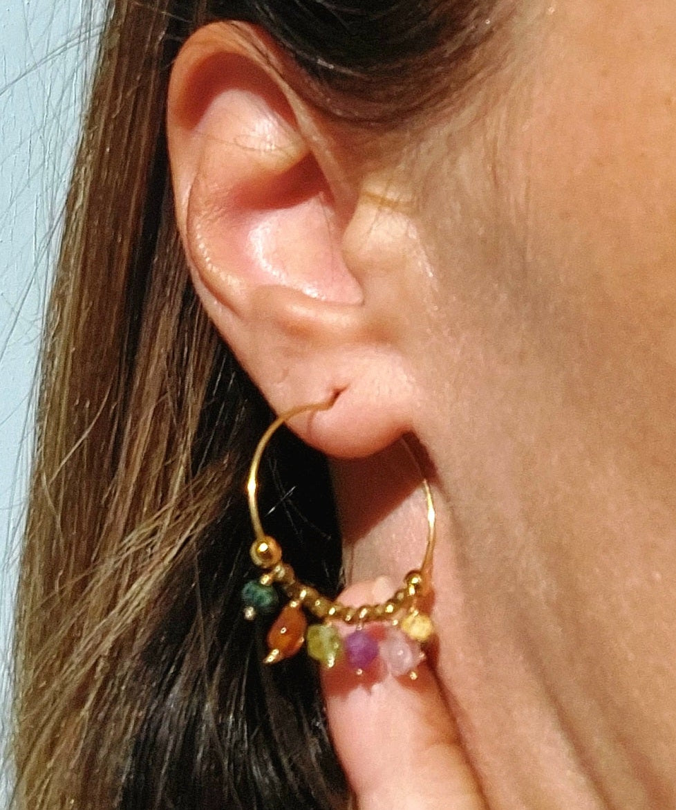 Créoles bohèmes en acier 316L et perles naturelles portées sur l'oreille