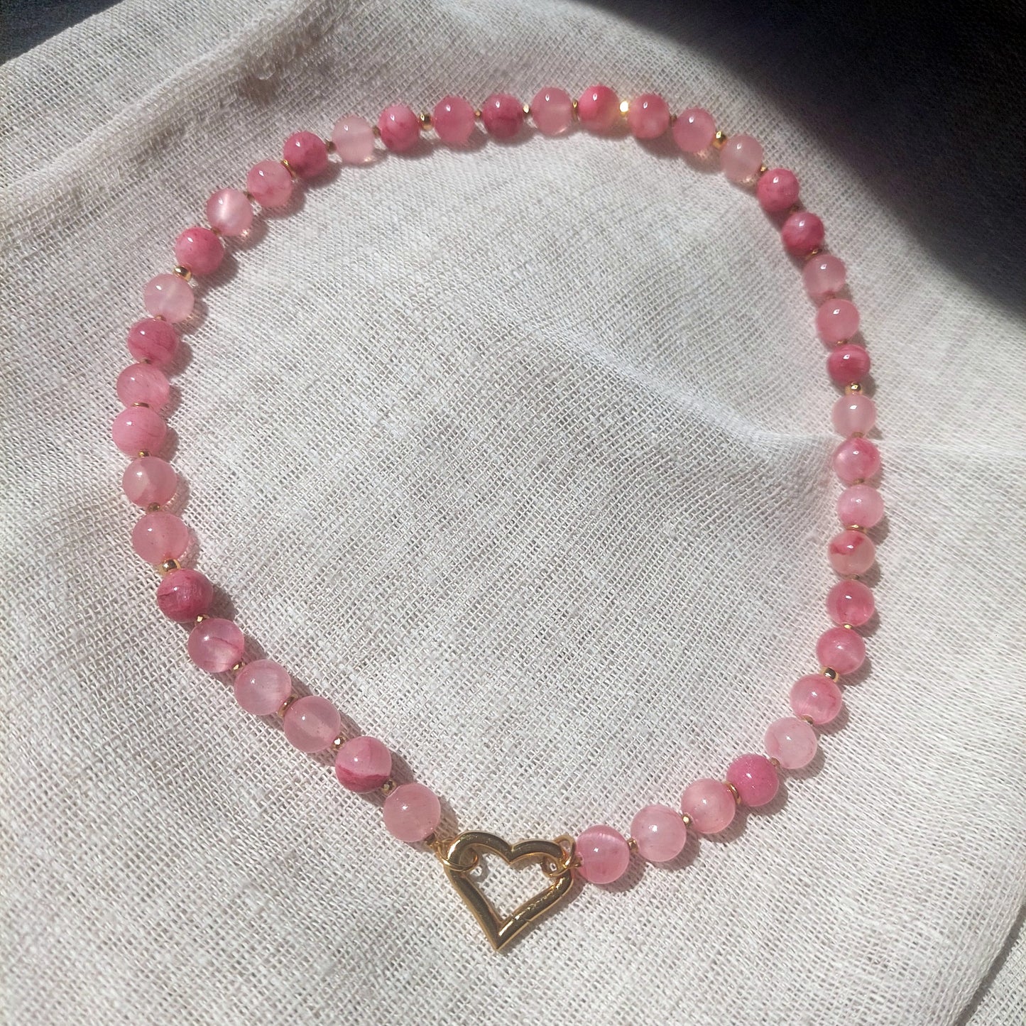 Sublime collier fait main de perles naturelles quartz rose fermoir cœur mousqueton acier qualité premium. Un biijou femme élégant au style chic et bohème