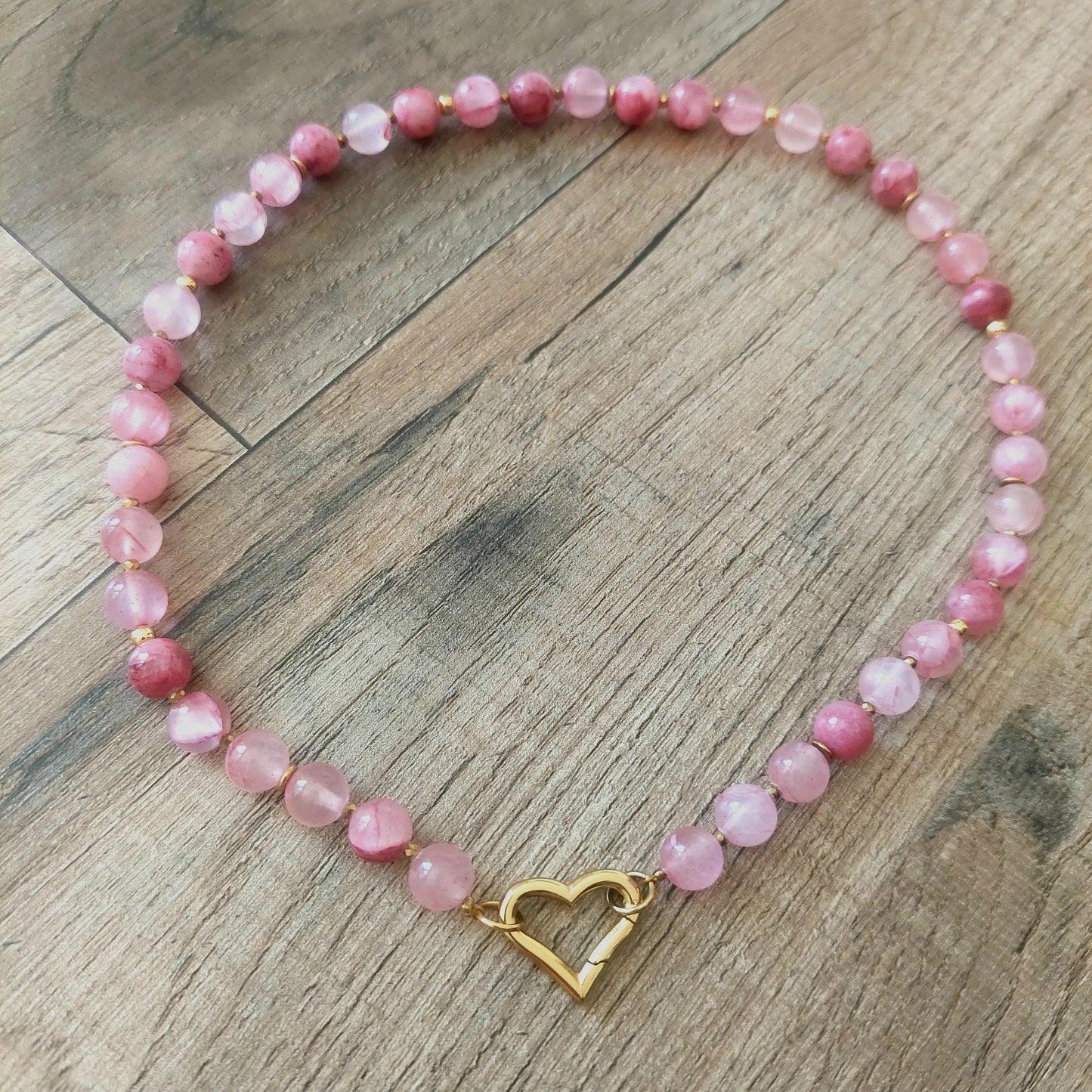 Magnifique collier de perles en pierres naturelles aux finitions de qualité premium acier inoxydable 316L hypoallergénique chirurgical et durable. Fait main en modèle unique