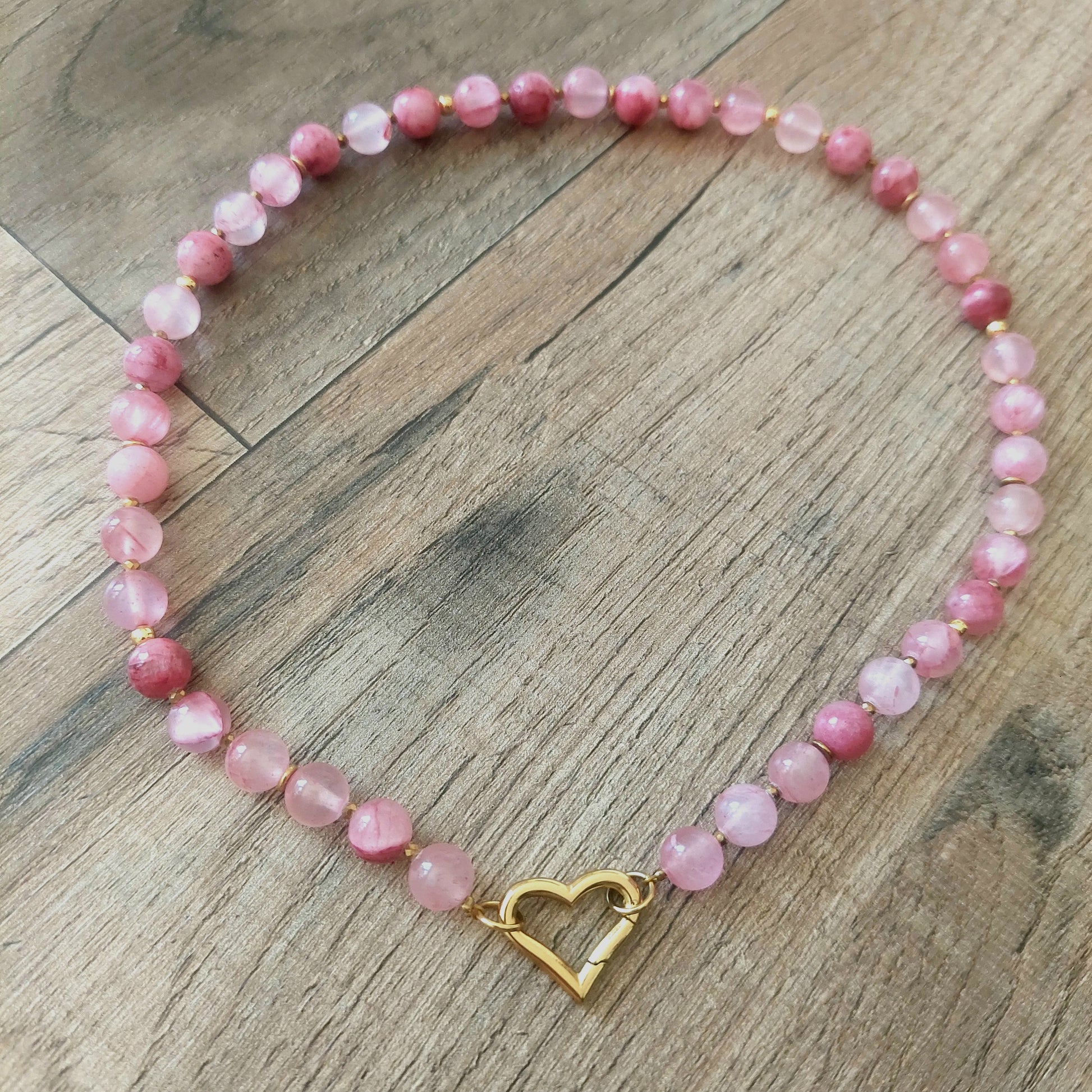 Magnifique collier de perles en pierres naturelles aux finitions de qualité premium acier inoxydable 316L hypoallergénique chirurgical et durable. Fait main en modèle unique