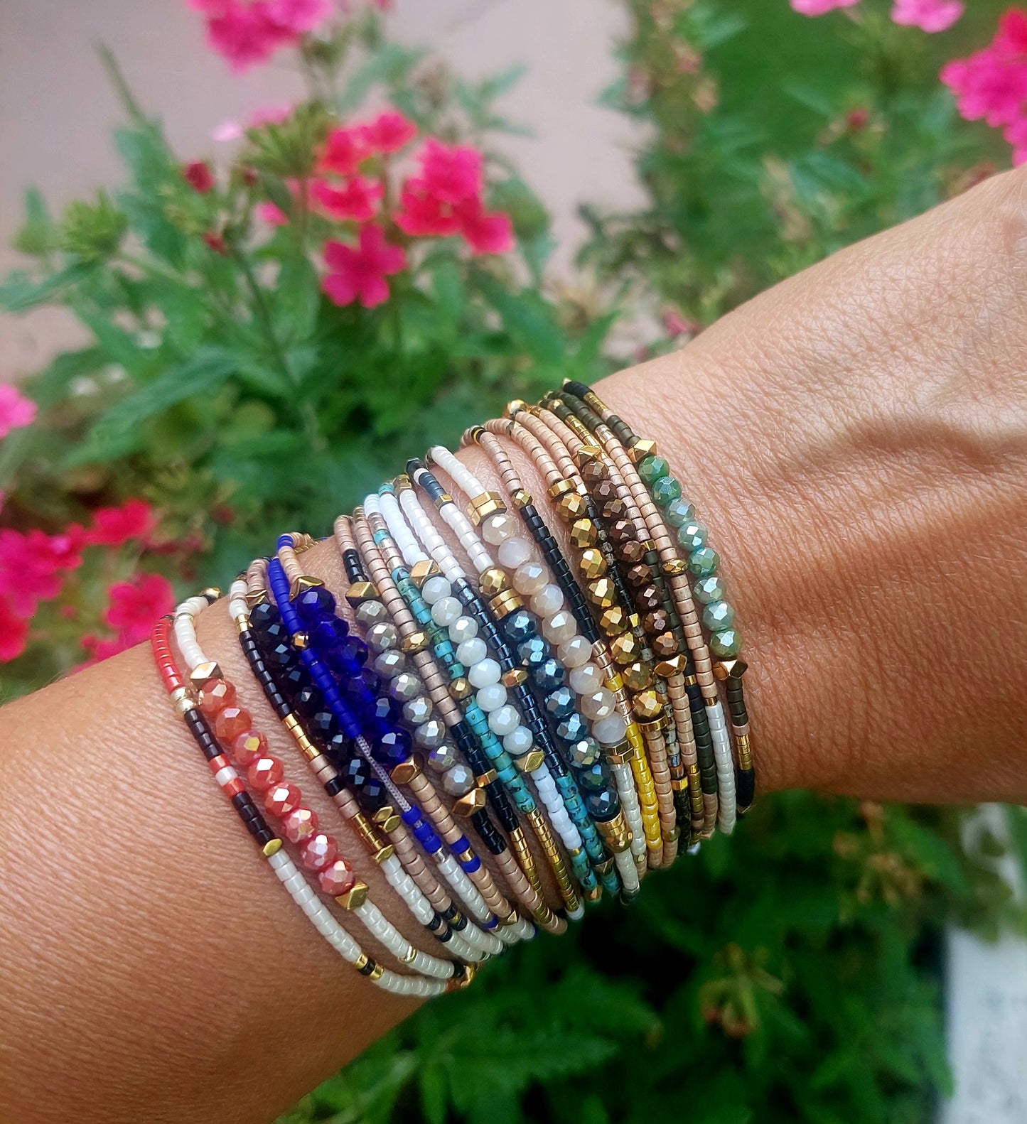 Déclinaisons de bracelets fins en perles miyuki et cristaux de bohème faits main pour femme tendance été
