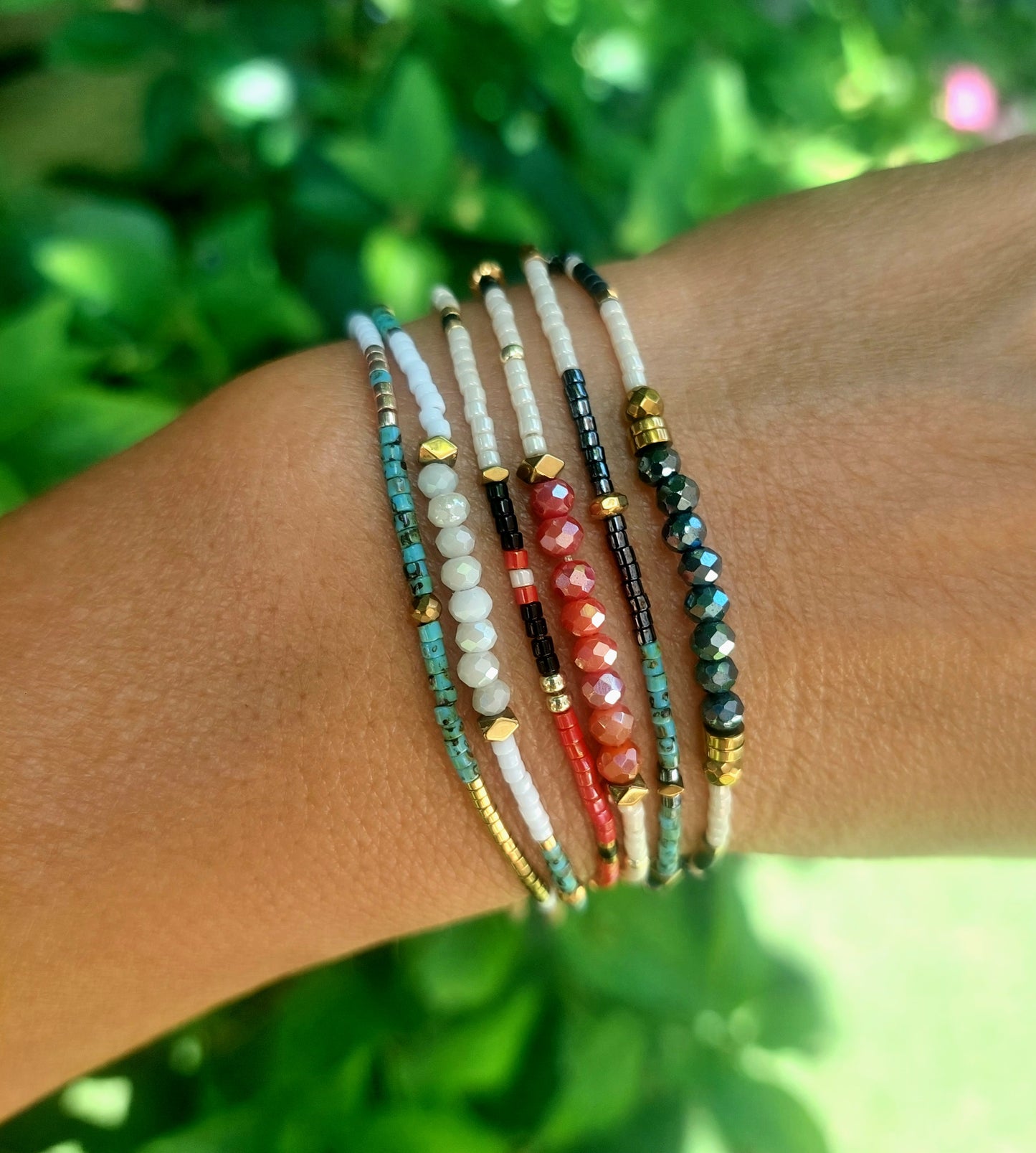 Bracelets double tour en miyuki et cristaux de bohème portés en accumulation faits main