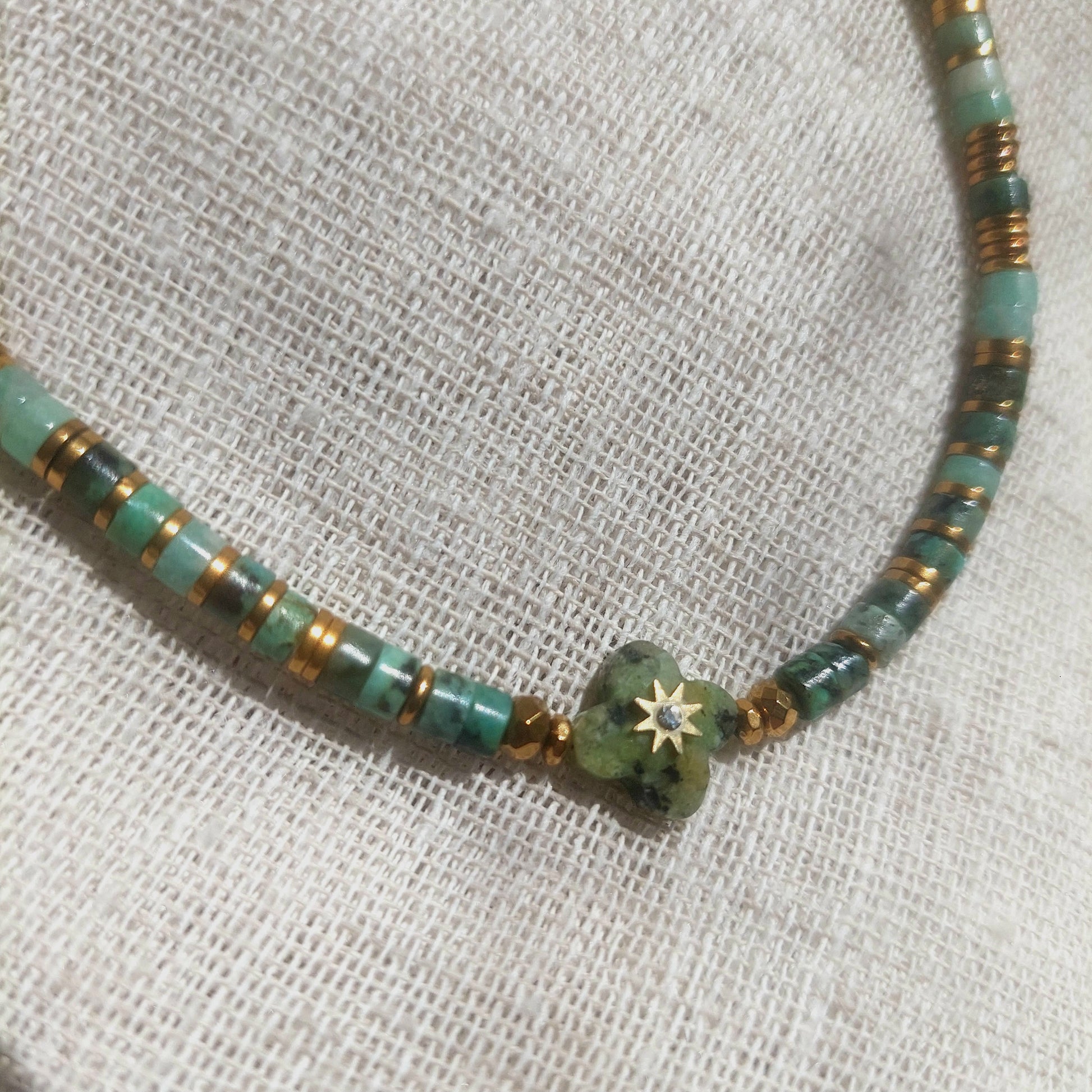 Gros plan sur ces magnifiques perles en pierres naturelles de turquoise africaine et amazonite 