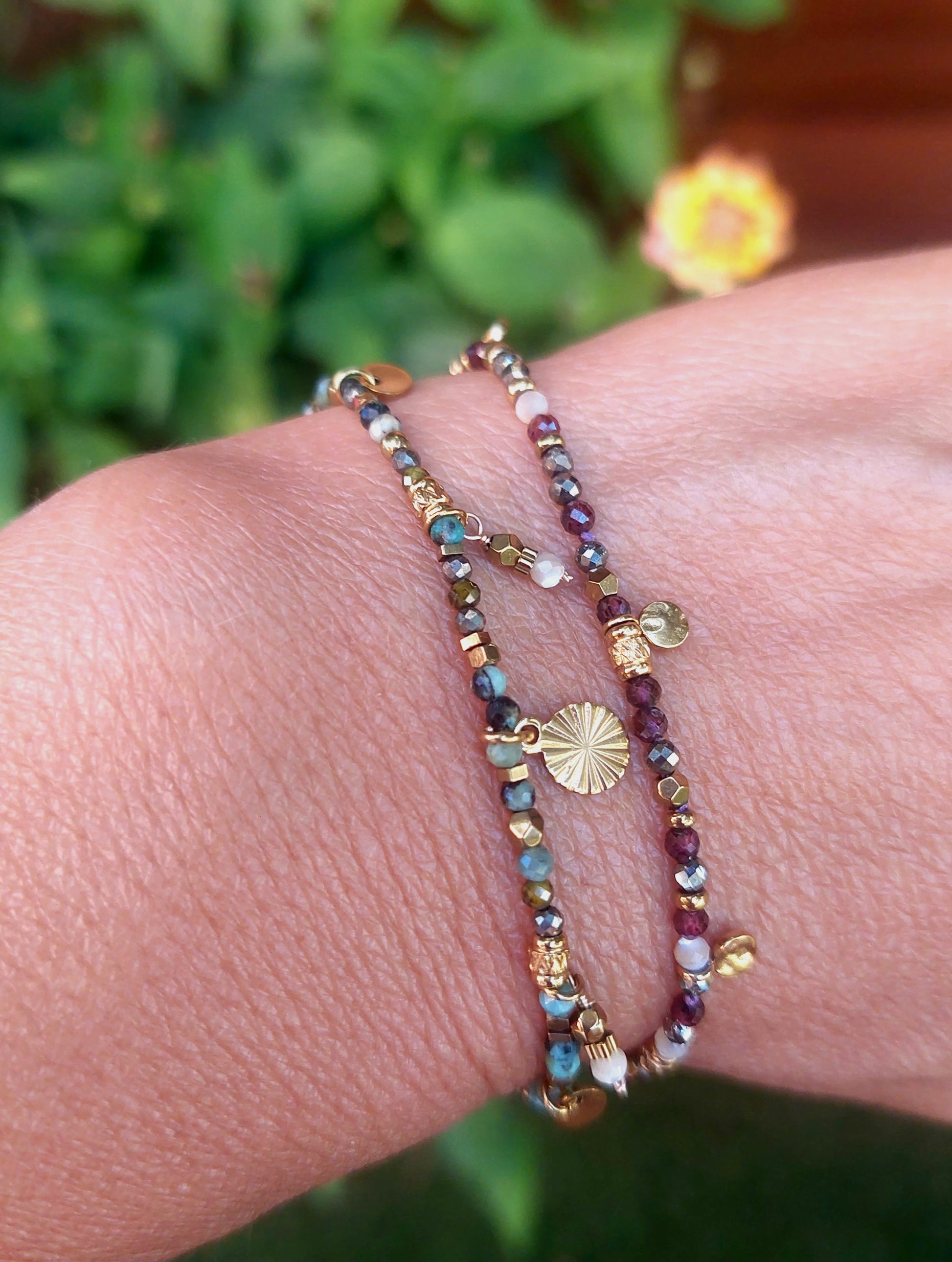 Bijoux tendances en bracelets fins colorés tourmalines turquoises africaines et pyrites fait main pour femme