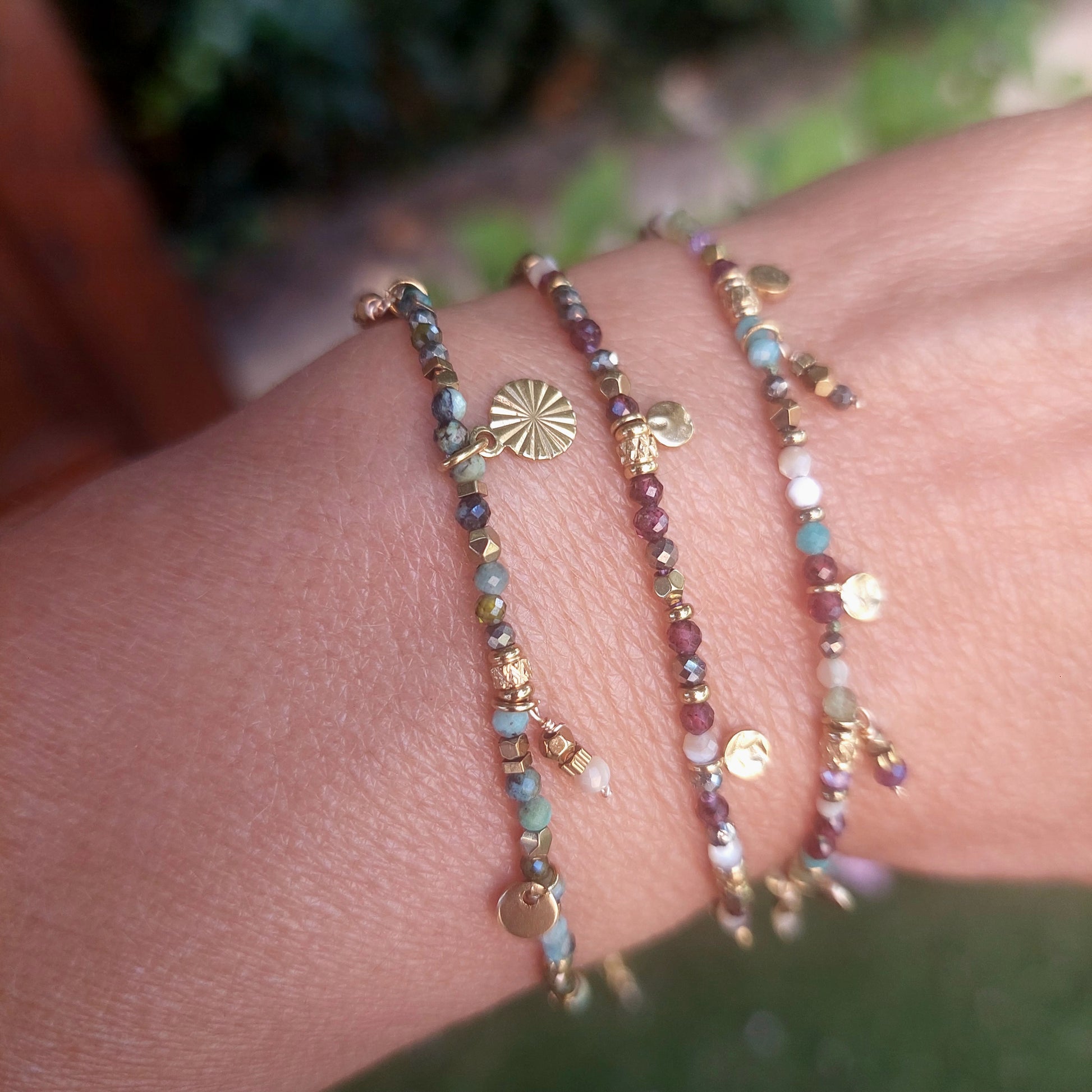 Trio de bracelets fins bohèmes colorés en pierres naturelles faits main modèles uniques