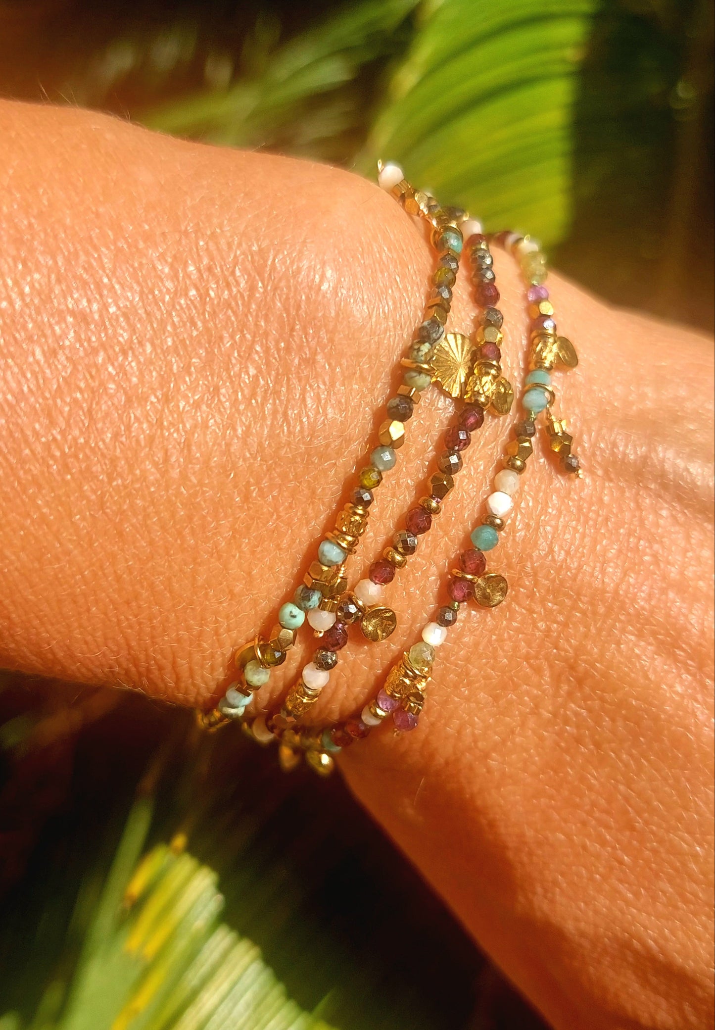 Accumulation de bracelets fins colorés en perles naturelles au style bohème