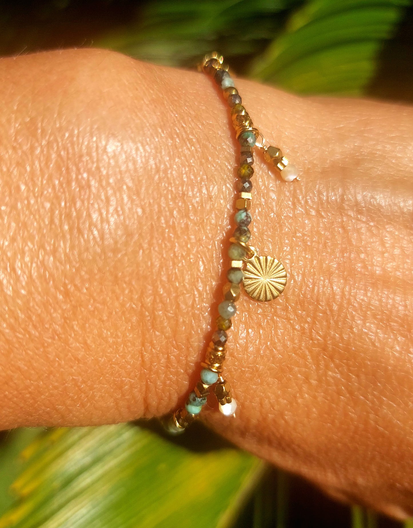 Bracelet fin à pampilles en turquoise africaines et pyrites naturelles. Bijou fait main pour femme style bohème