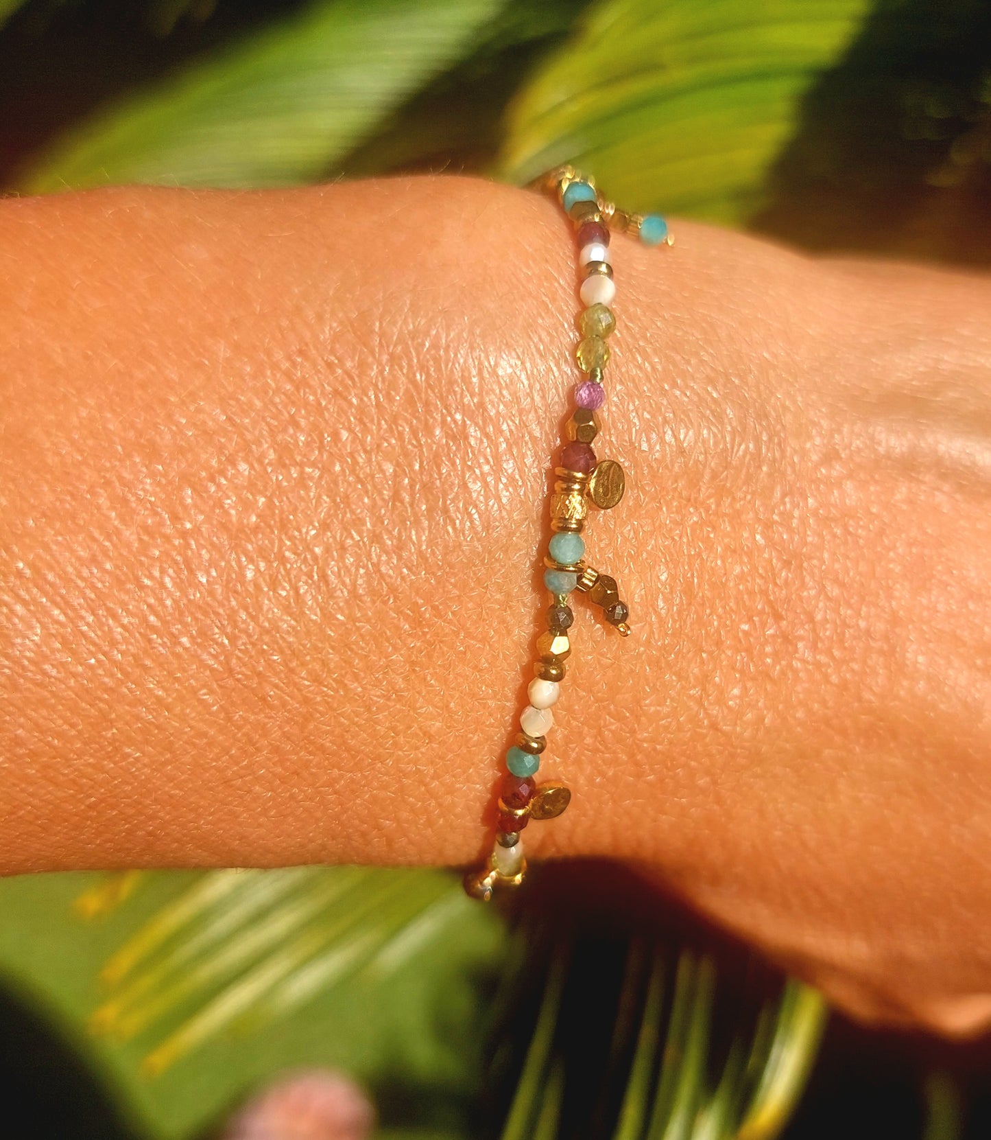 Bracelet fin coloré en perles naturelles et pampilles finitions acier inoxydable fait main tendance bohème