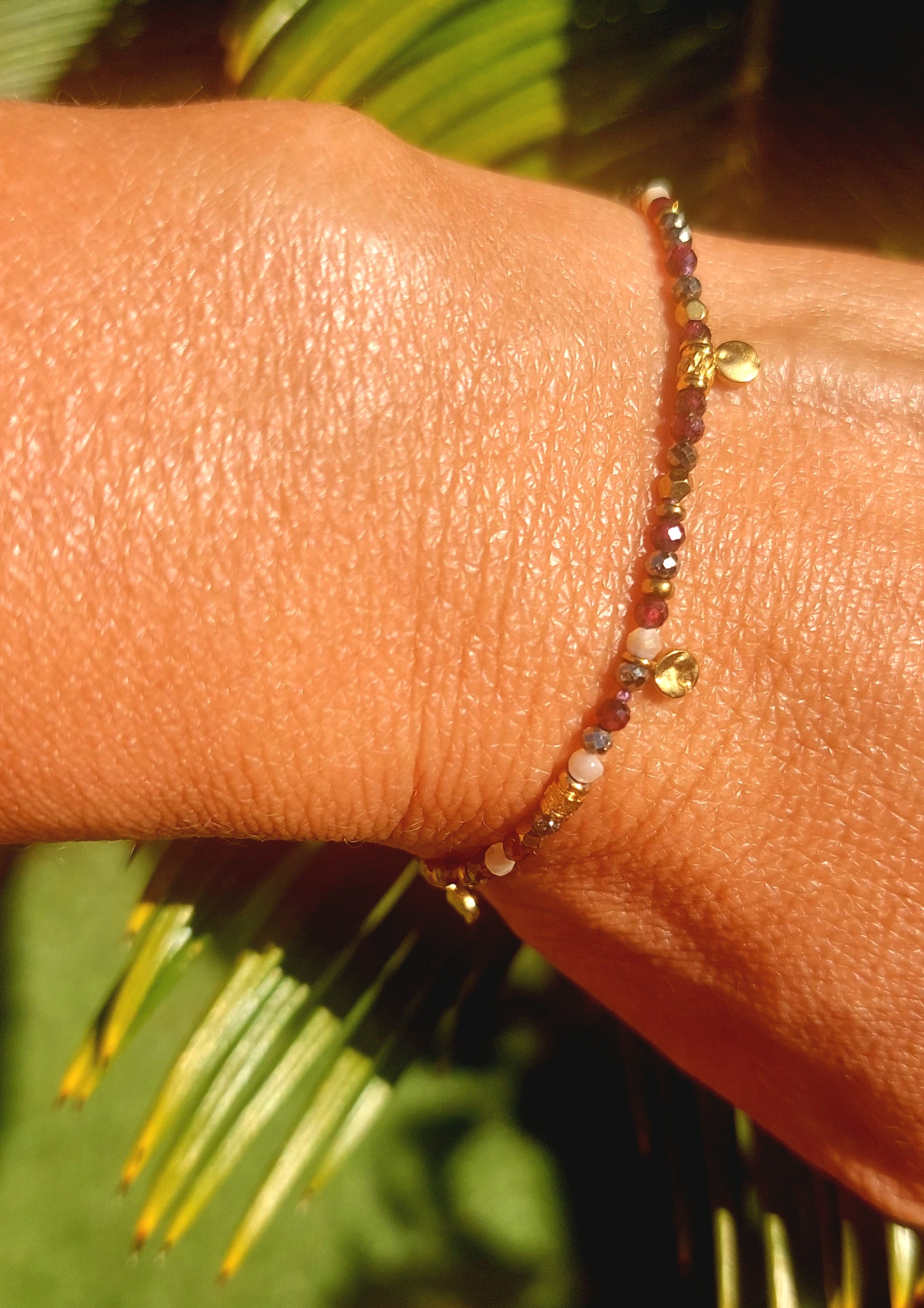 Bracelet fin  en perles naturelles de tourmalines multicolores avec fermoir acier inoxydable fait main pour femme
