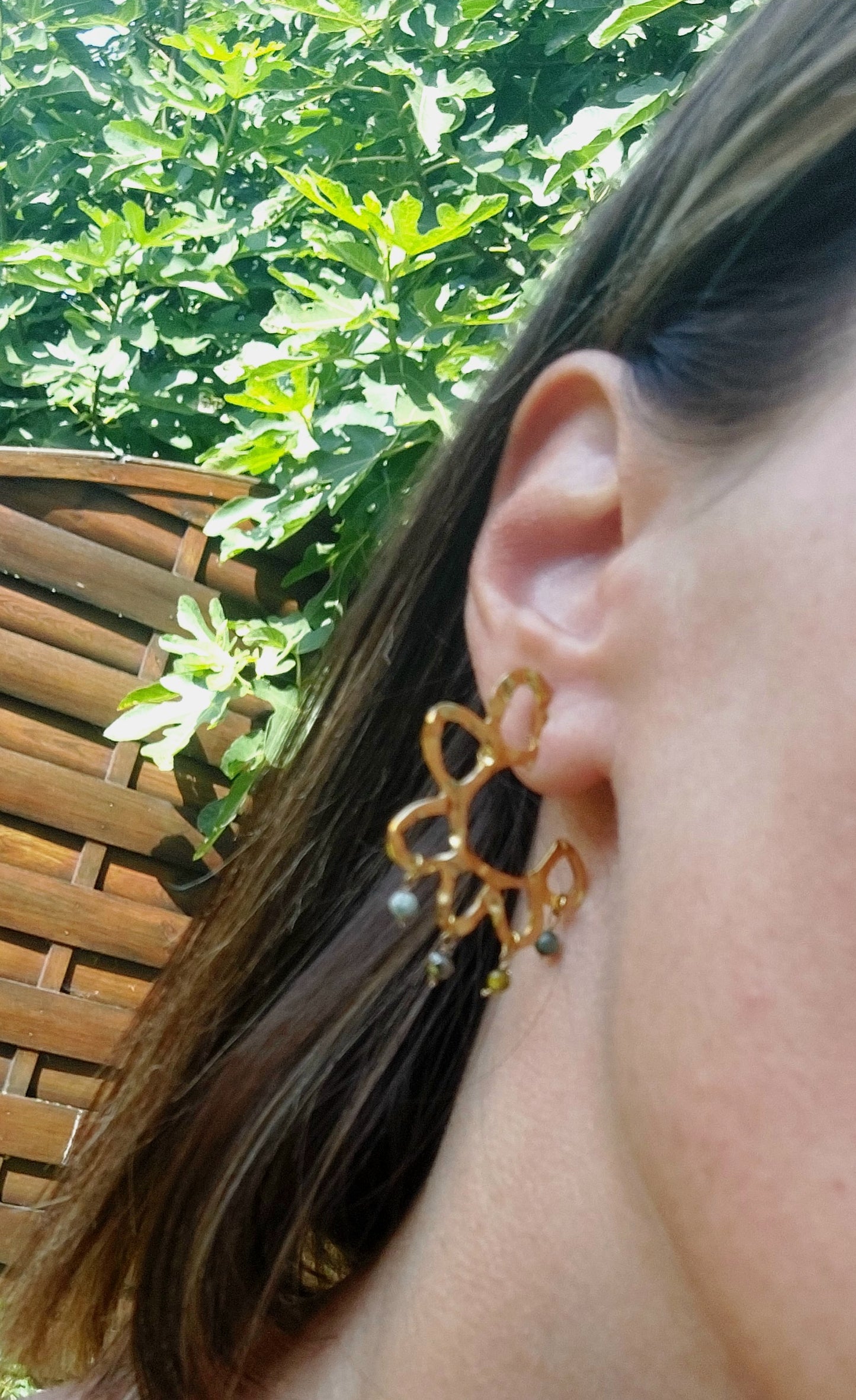 gros plans sur les boucles stella  clous d'oreilles soleil en acier 316L et perles naturelles