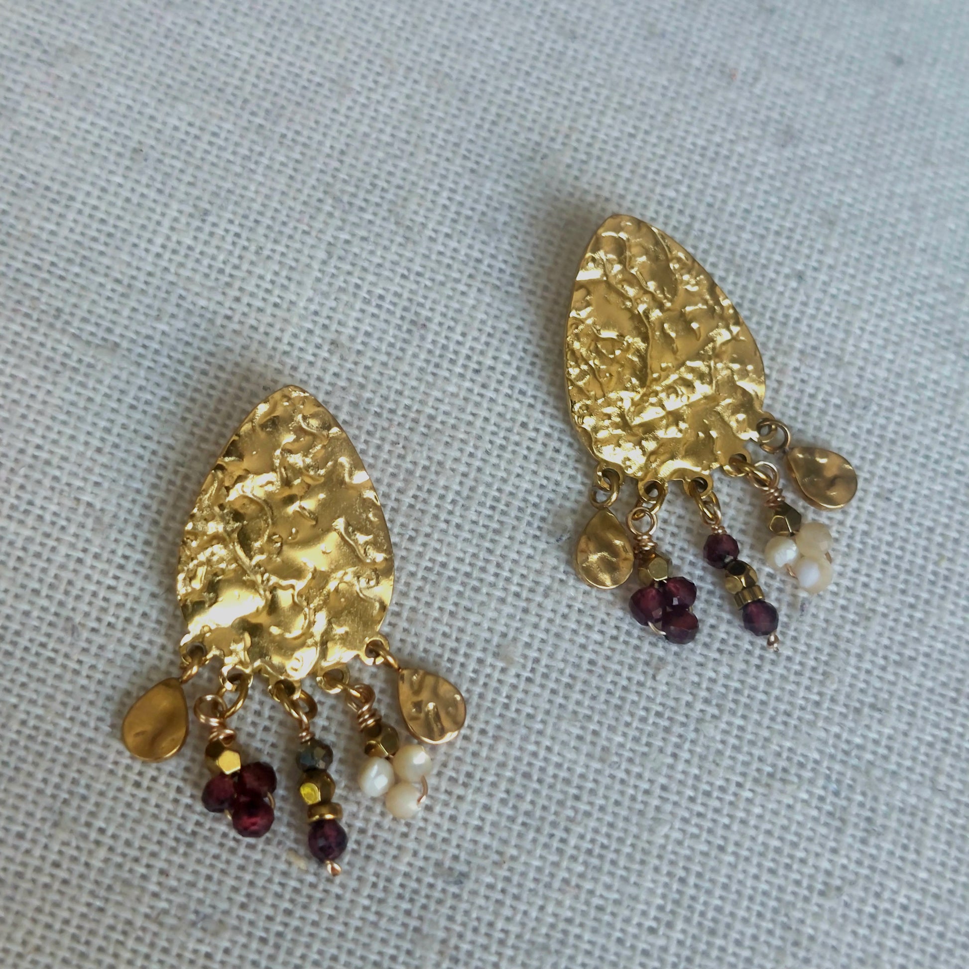 Boucles d'oreilles acier inoxydable faites main style bohème avec pampilles pierres naturelles sur fond clair