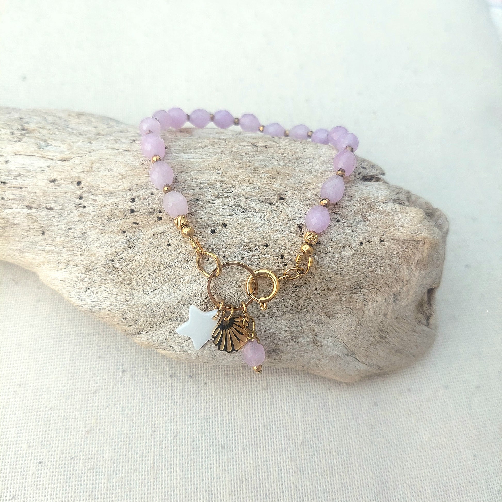 Bracelet Alba en kunzite naturelle acier doré inoxydable 316L et étoile en ancre blanche naturelle exposé sur bois flotté, bijou bohème fait main