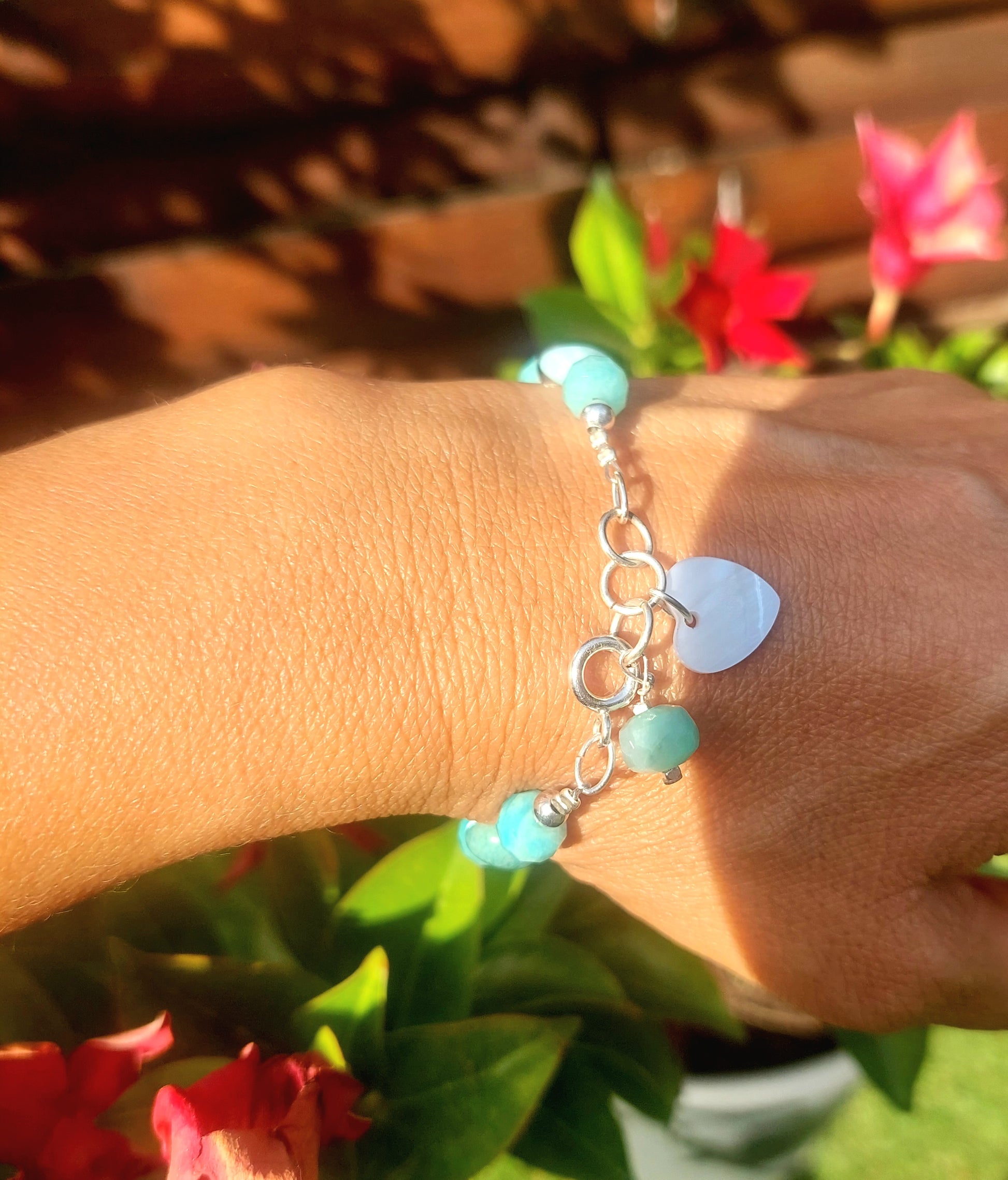 Bracelet femme en pierres naturelles d amazonite et argent 925 à la lumière naturelle du soleil style bohème 