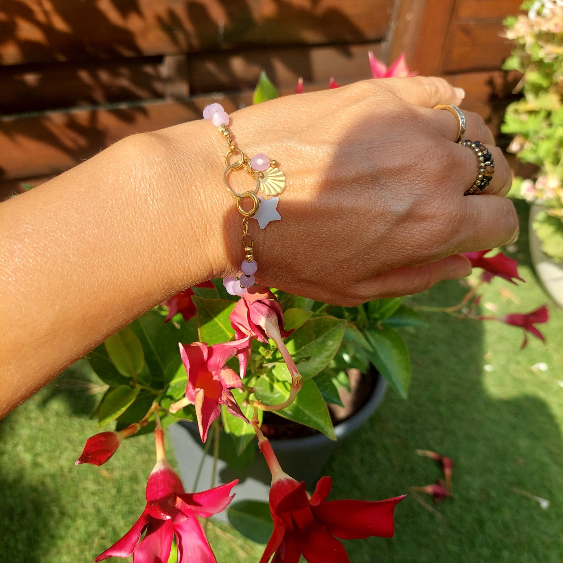 L'élégance au poignet avec le bracelet Alba en pierres naturelles et acier inoxydable pour des nuances douces et poudrées