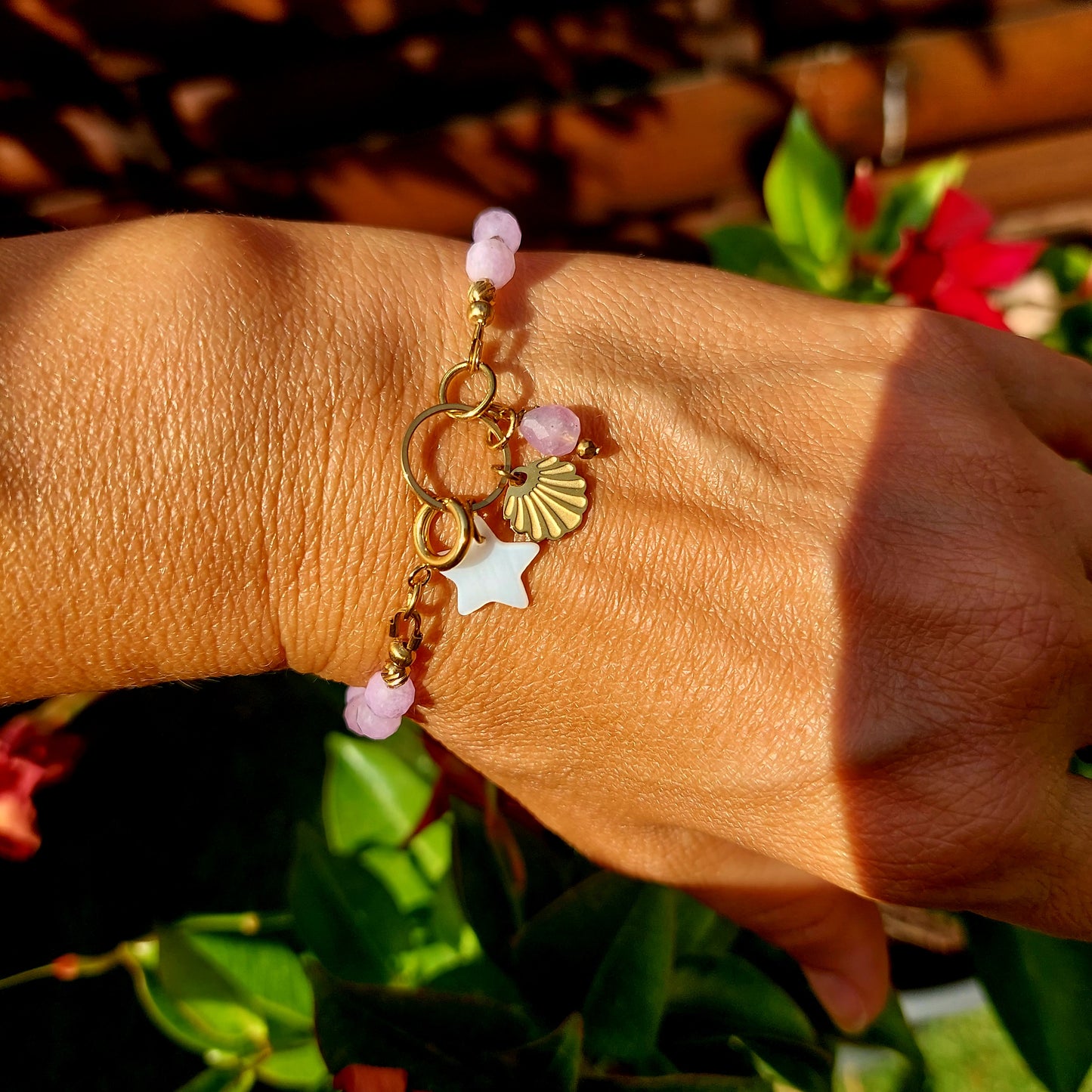 Bijou femme bohème chic bracelet en pierres naturelles kunzite nacre naturelle et acier inoxydable à la lumière du soleil