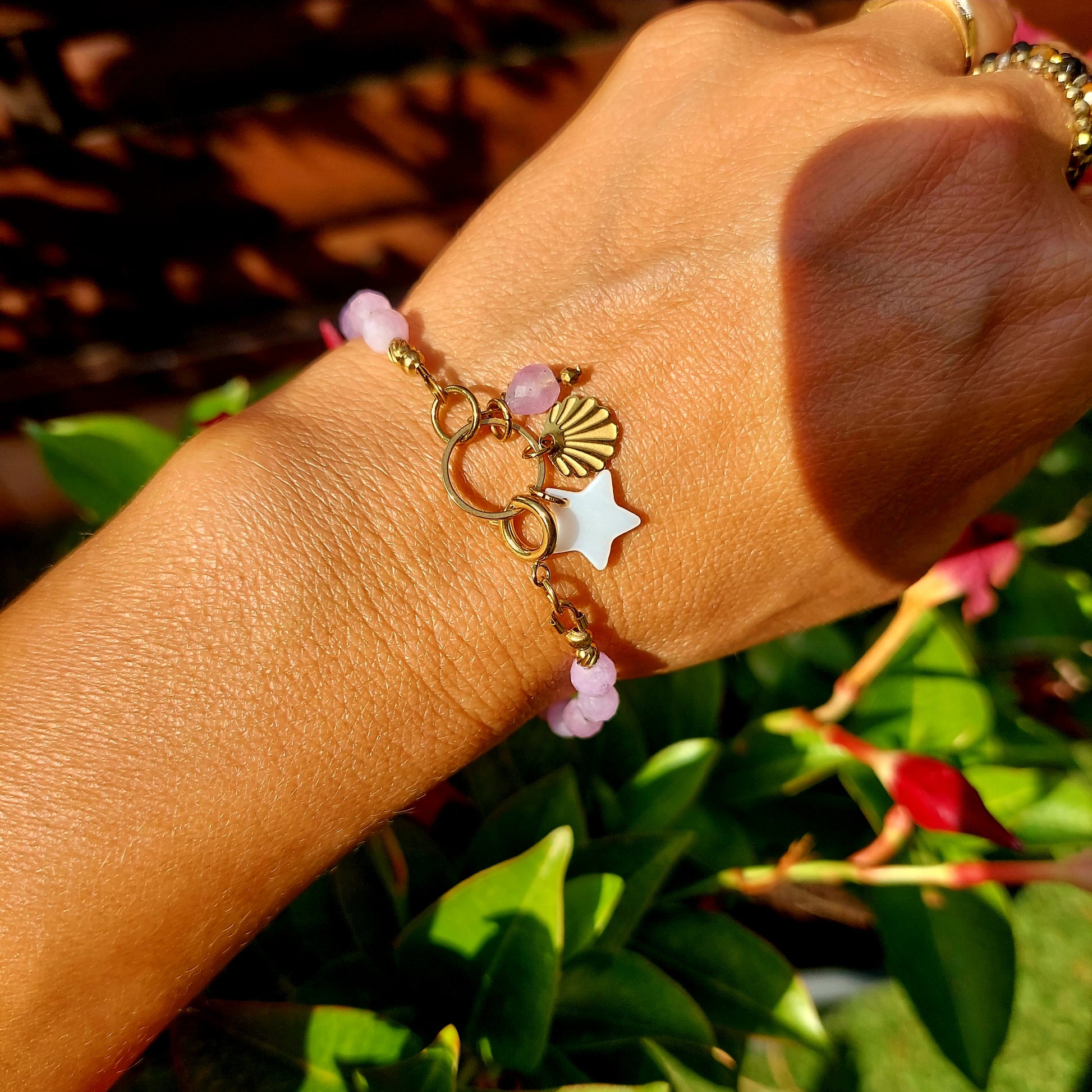 Bracelet bohème fait main en perles naturelles de kunzite nacre naturelle et acier inoxydable