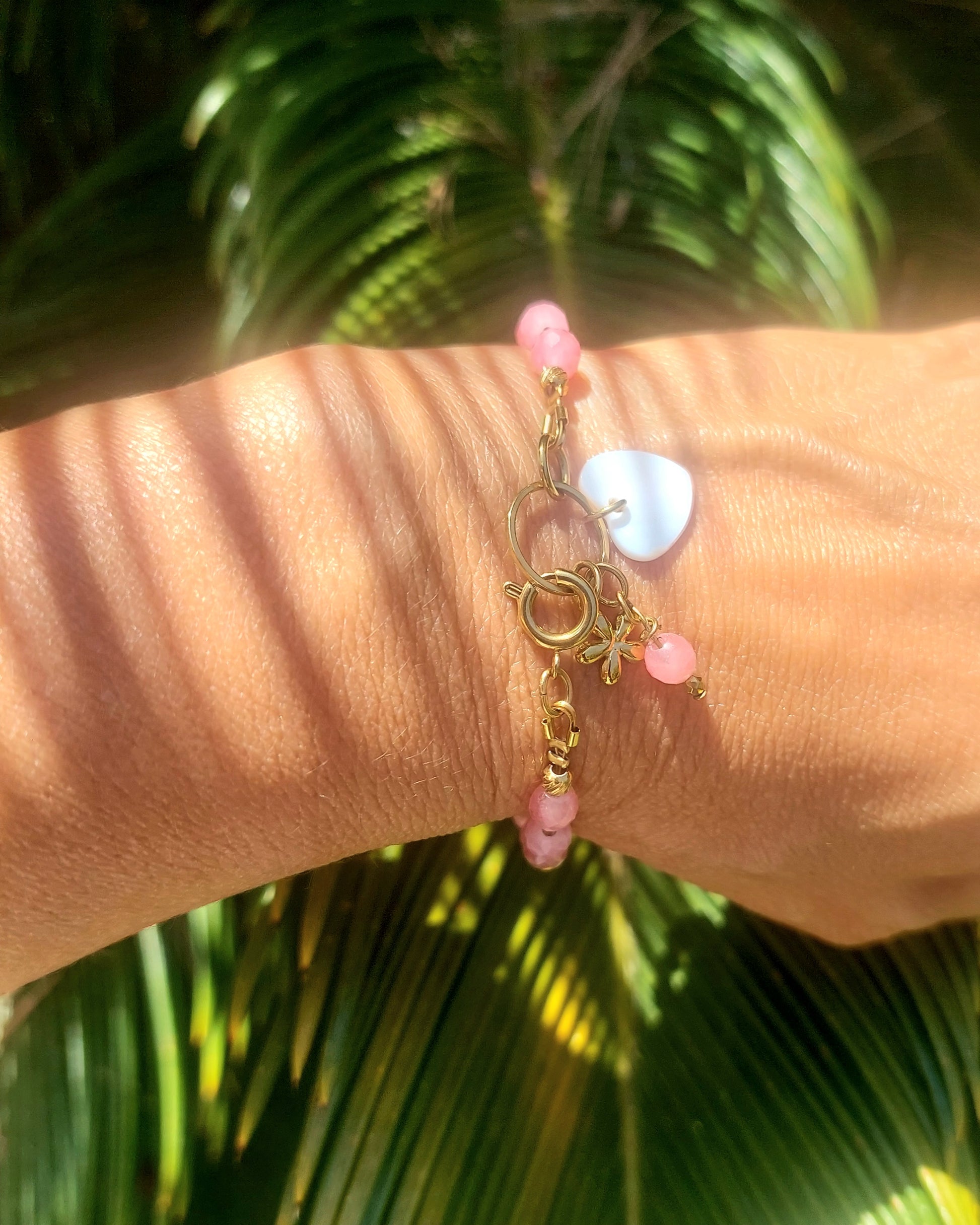 Bracelet fait main en quartz fraise nacre et acier inoxydable durable pour femme au style boho chic