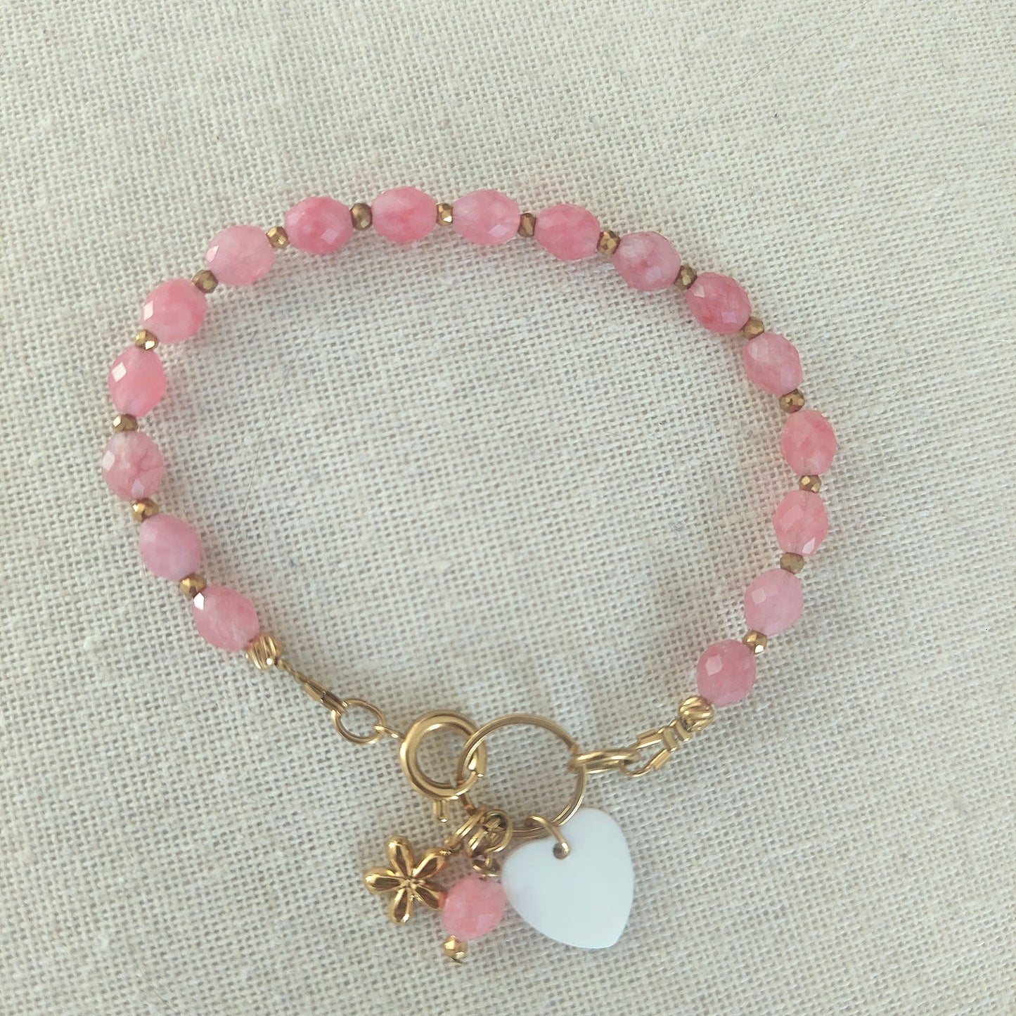 Bracelet en perles naturelles, nacre et pampilles style bohème finition acier inoxydable