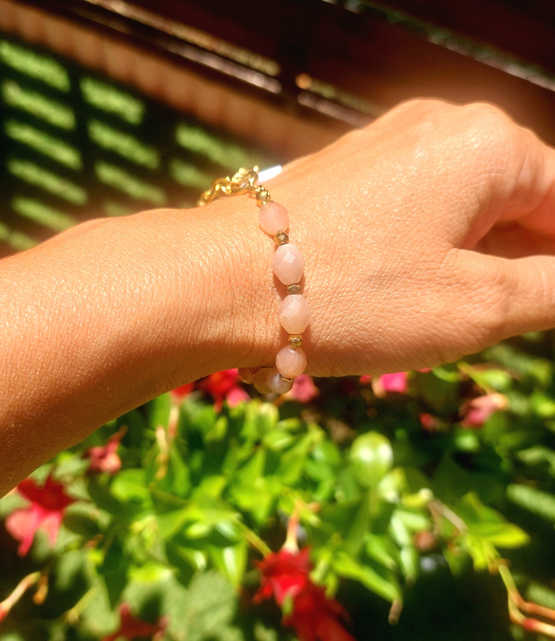 Bracelet Bohème femme fait main pierres de soleil à la lumière du soleil 
