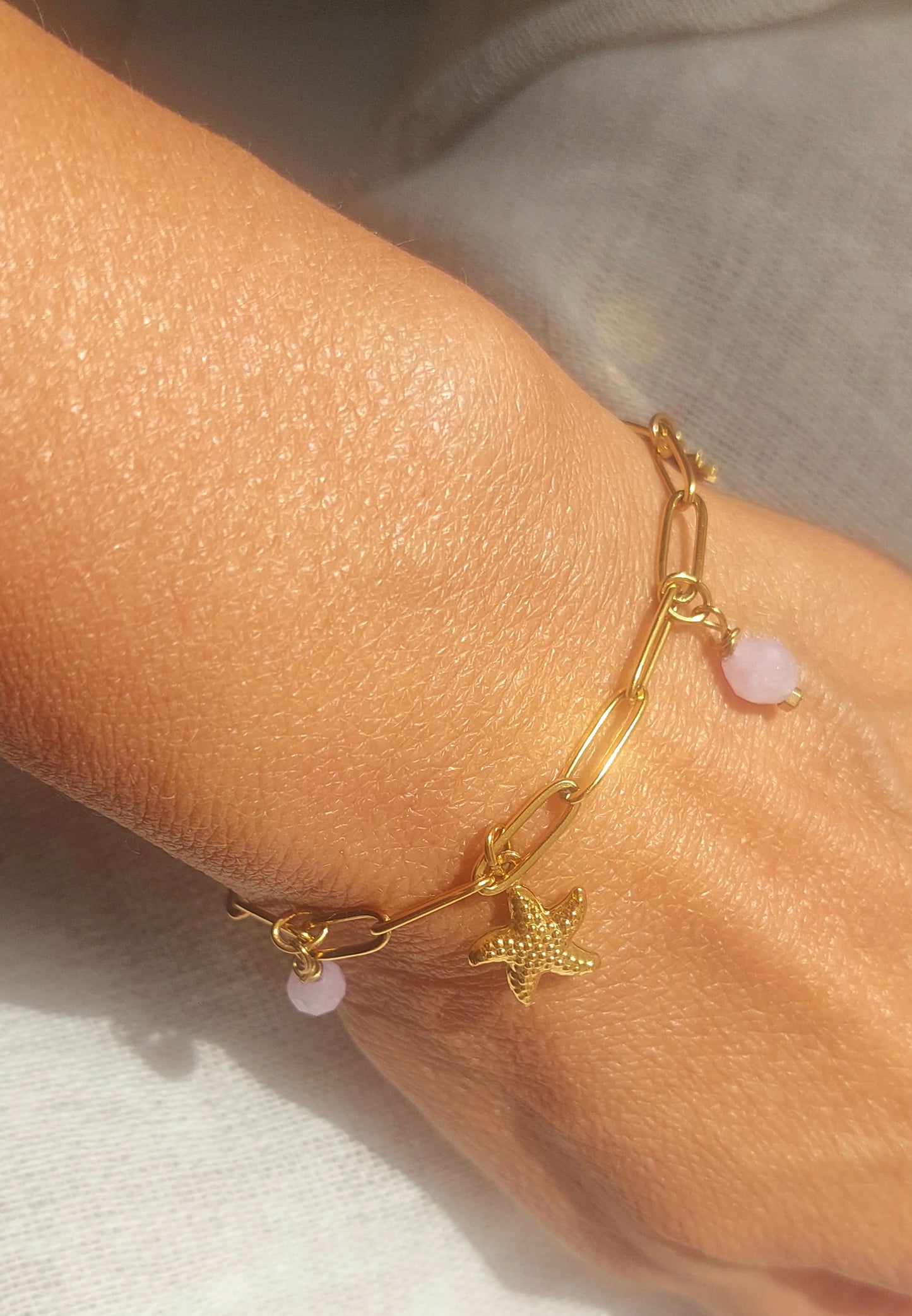 Gros plan sur un bracelet bohème en kunzite naturelle et acier inoxydable en modèle unique