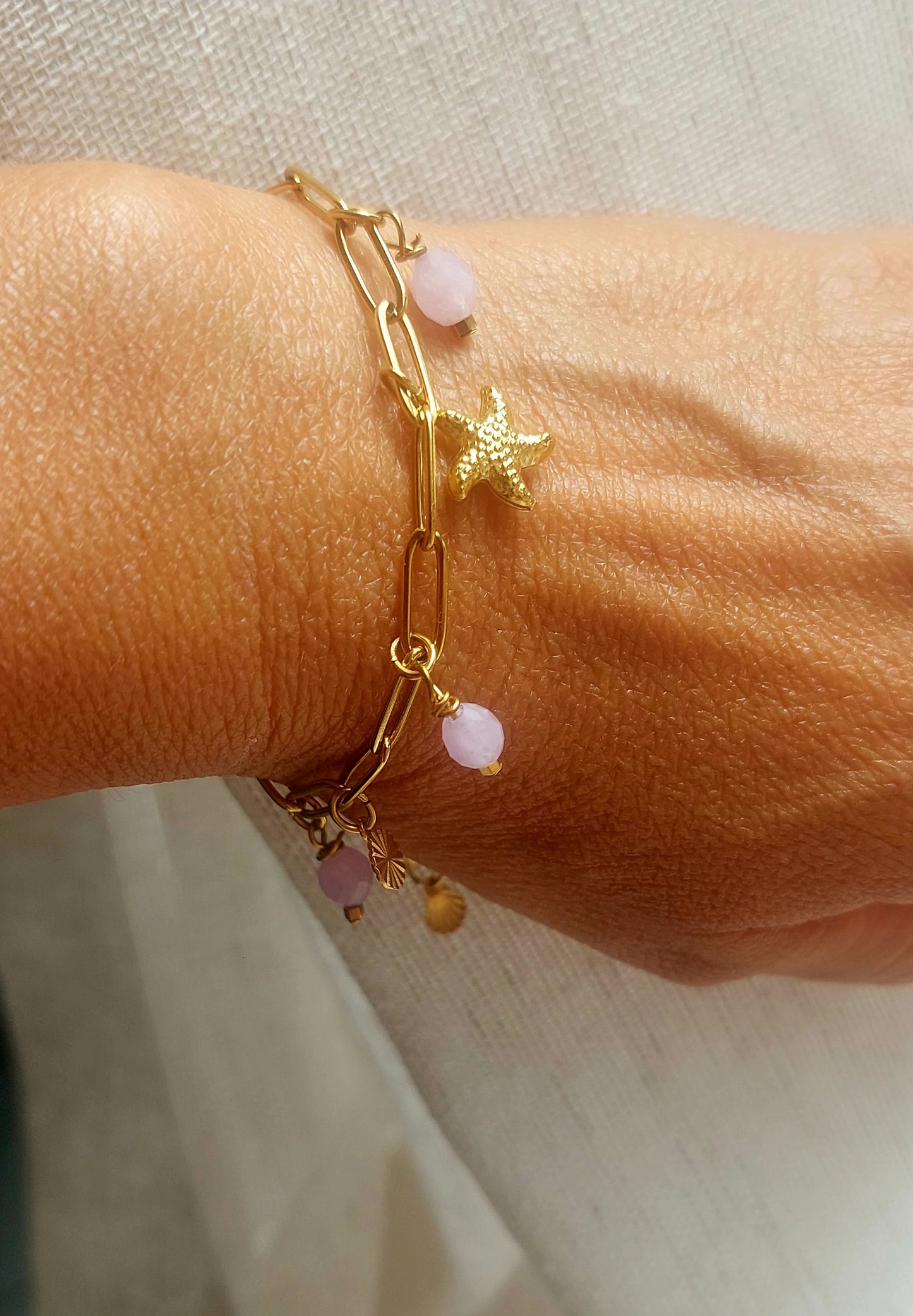 Bracelet à breloques acier inoxydable et pierre naturelle en kunzite tendance etoile de mer et coquillage