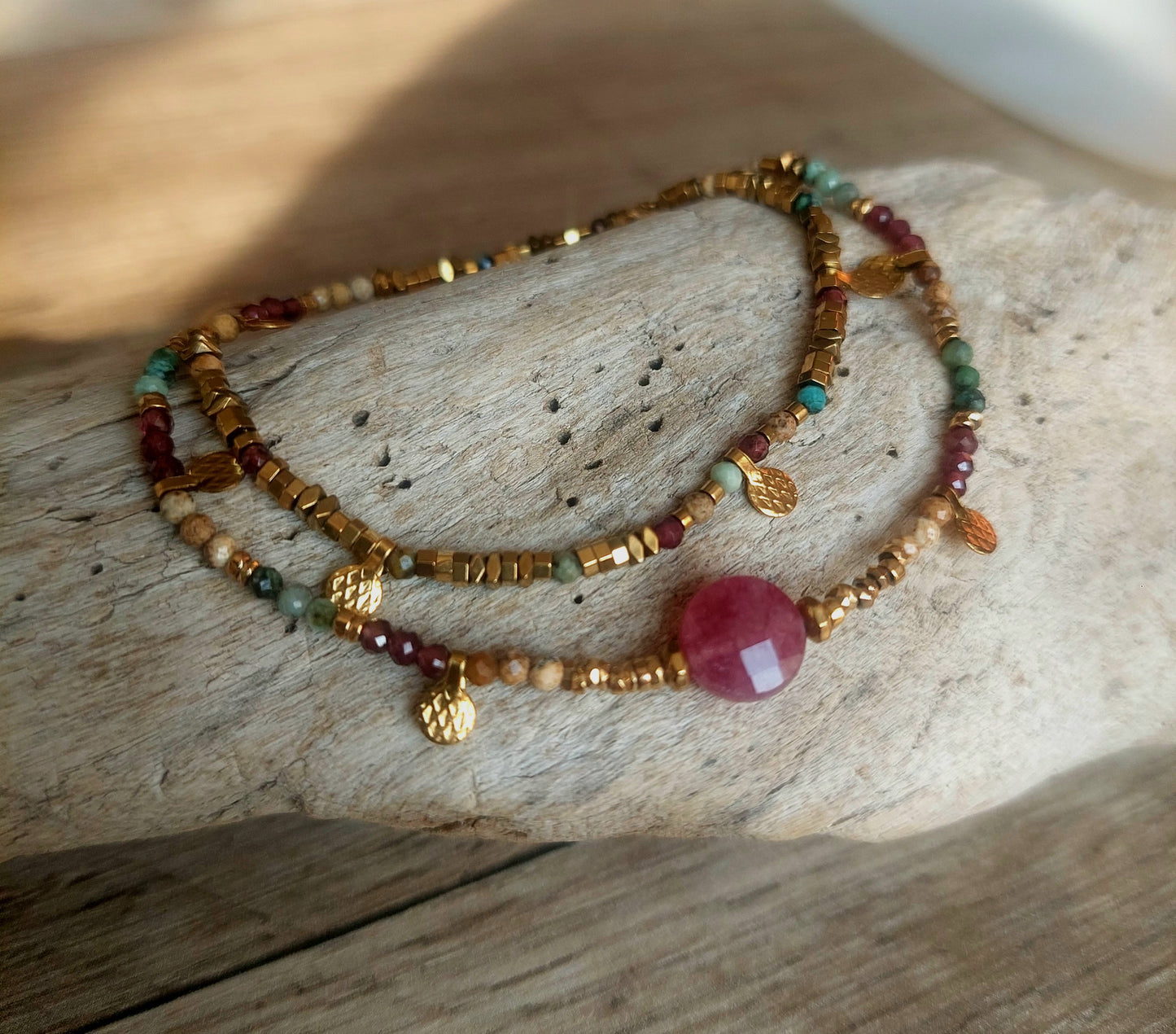 Bracelet double pierre naturelles et pampilles acier inoxydable finition nœud coulissant macramé exposé sur support naturel