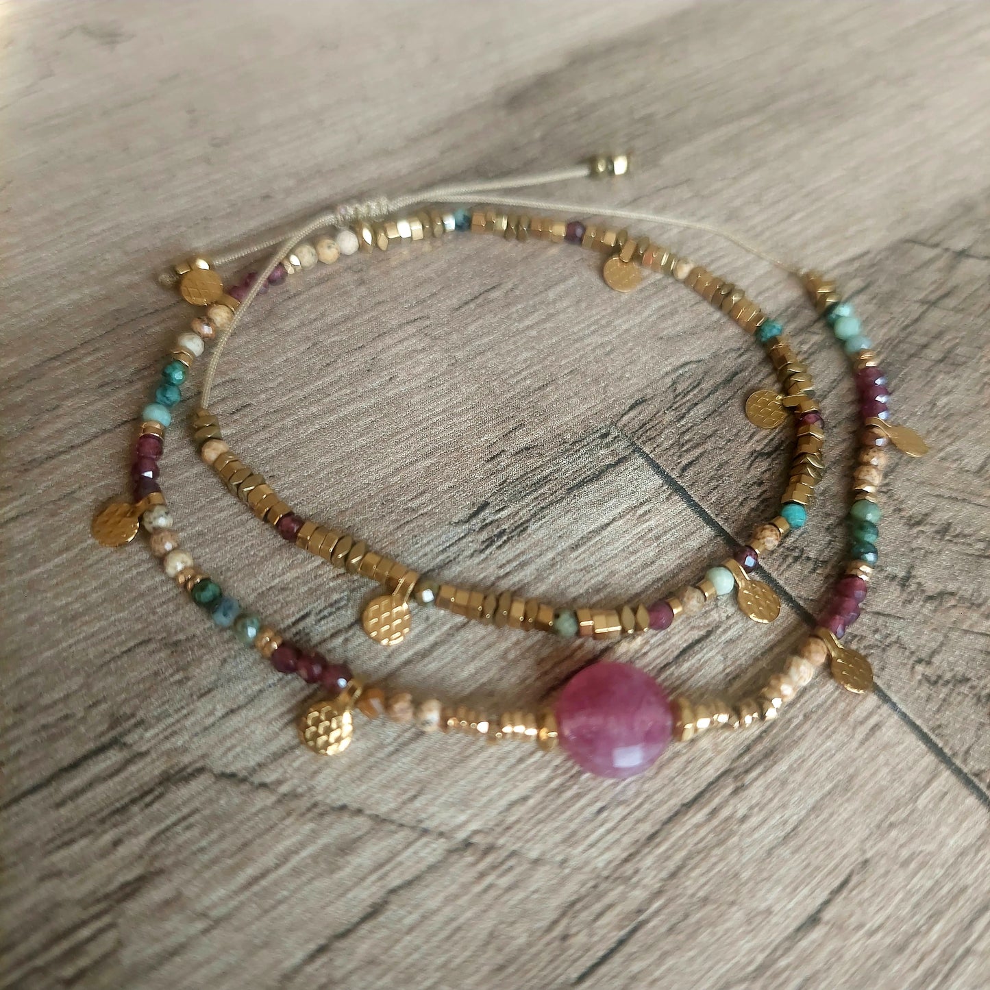 gros plan du bracelet leona  bijou bohème tendance fait main pour femme