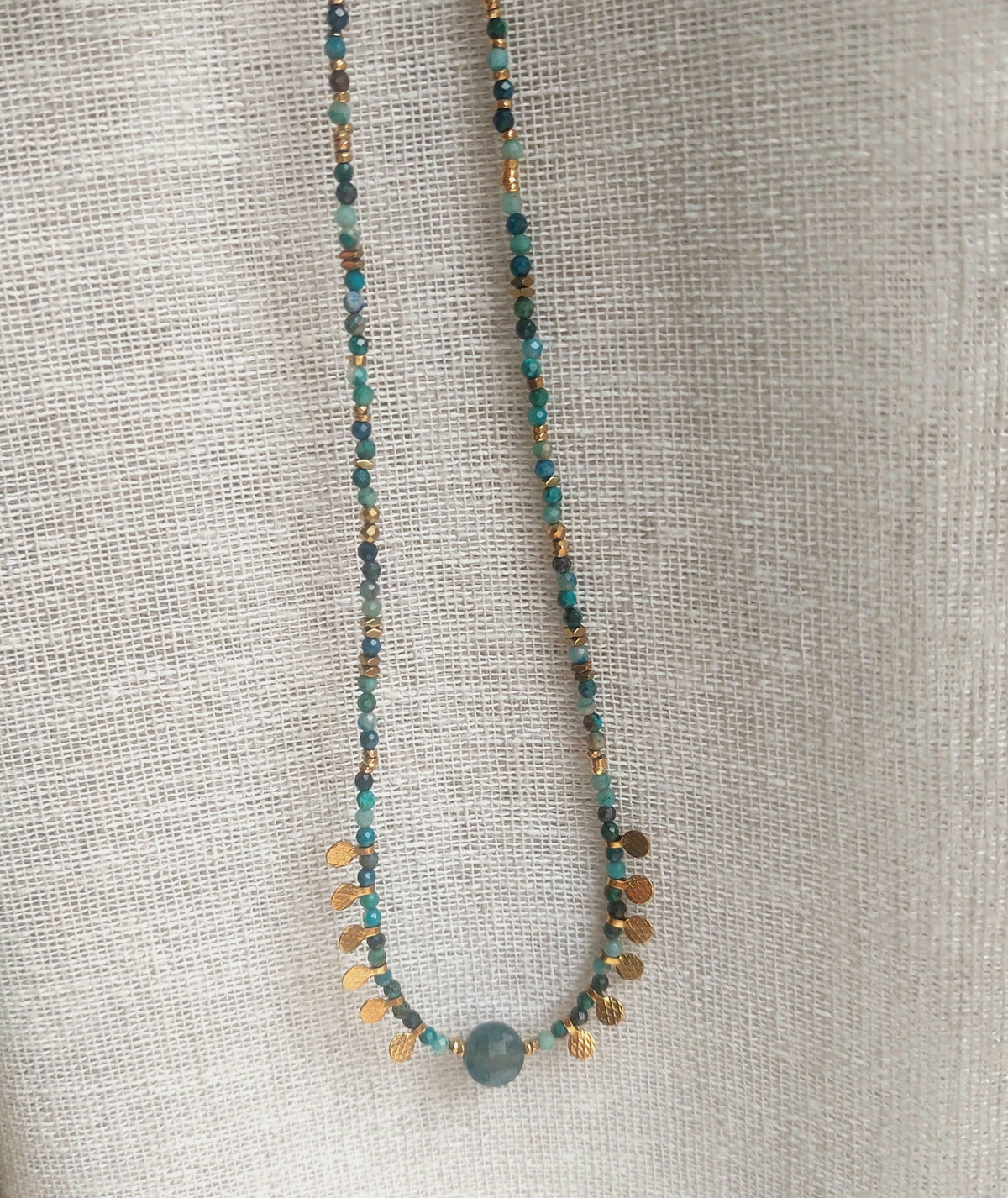 Détail du collier leona bleu en chrysocolle naturelle bijou bohème femme 