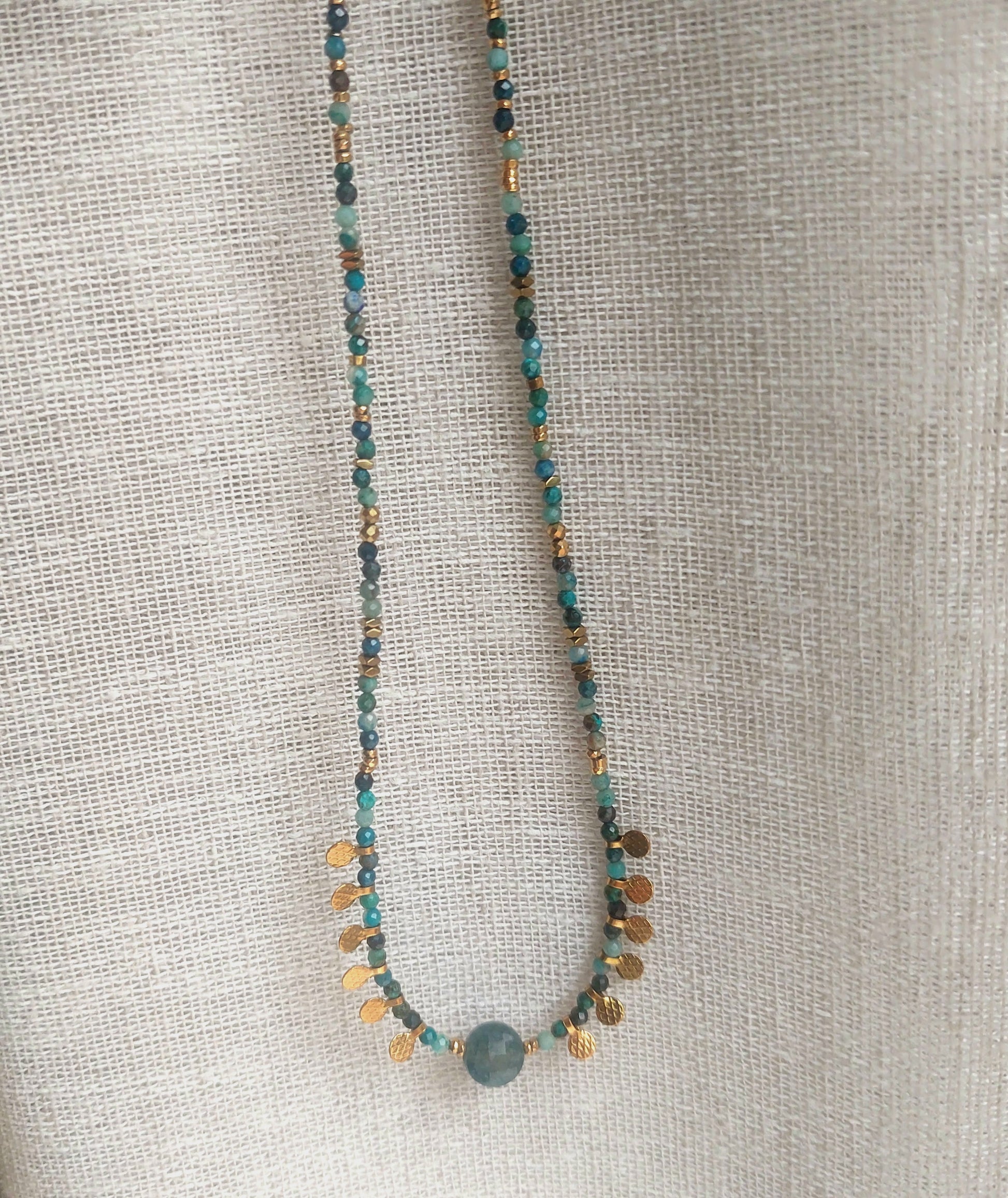 Détail du collier leona bleu en chrysocolle naturelle bijou bohème femme 