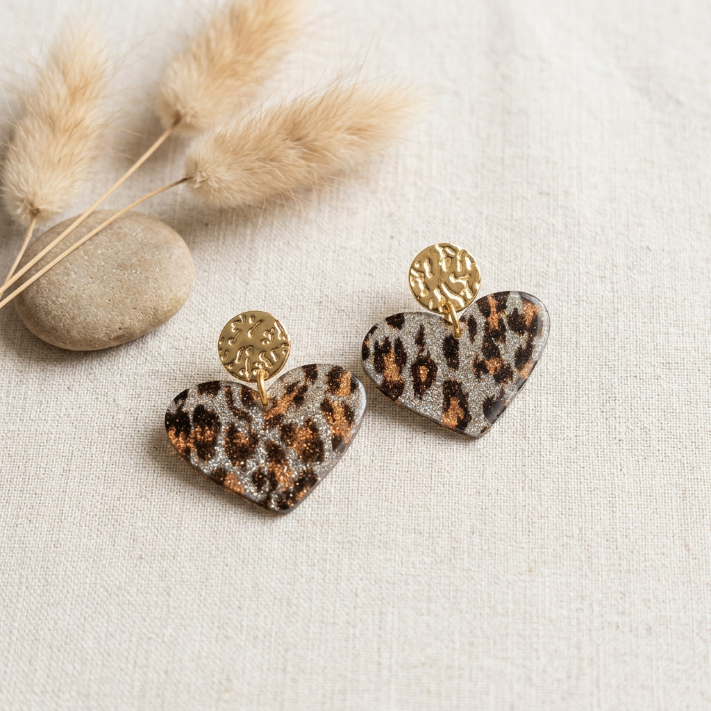 Gros plan sur des boucles d'oreilles cœurs motif léopard bijou bohème acier inoxydables 316 L 