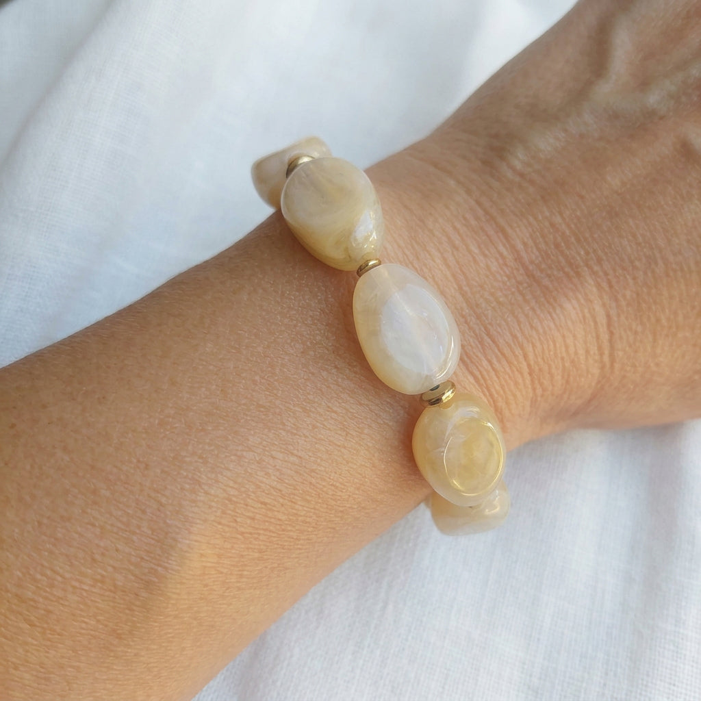 Bracelet grosse perle ovale crème marbré élastique tendance style bohème femme