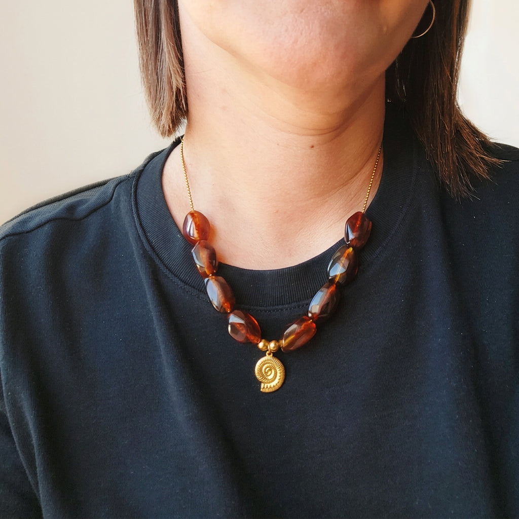 Bijou bohème porté collier chaine tendance grosse perles résines pour femme