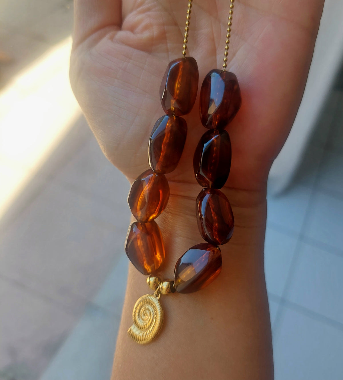 Détail du collier Ambre en résine et acier inoxydable hypoallergénique pour femme celisamm creations