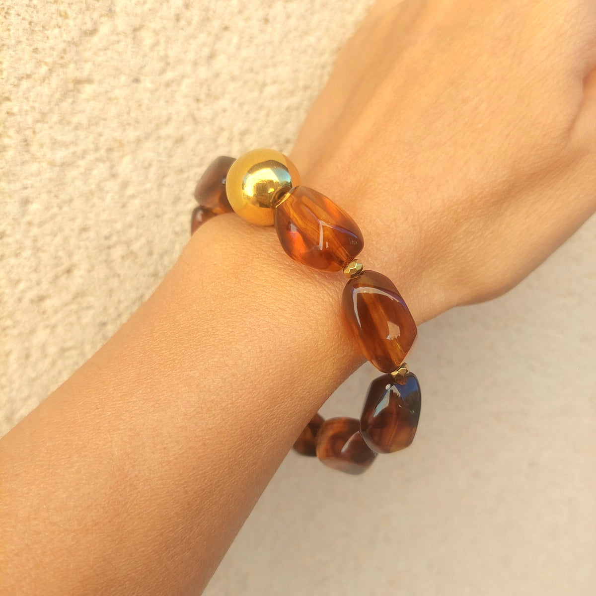 Bracelet élastique grosses perles irrégulières en résine acrylique couleur ambre style bohème