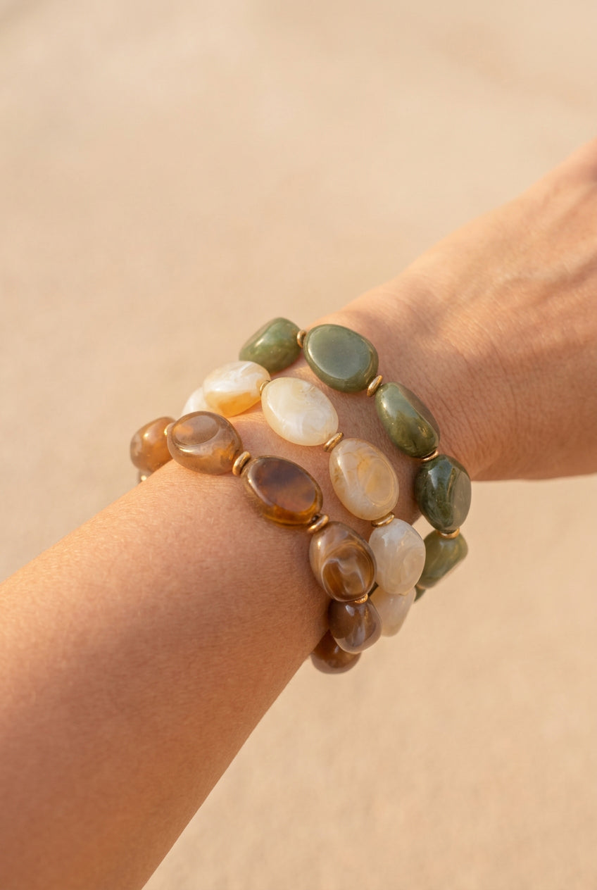 Bracelets élastiques grosses perles acryliques ovales tons vert crème et chocolat pour un style tendance bohème chic
