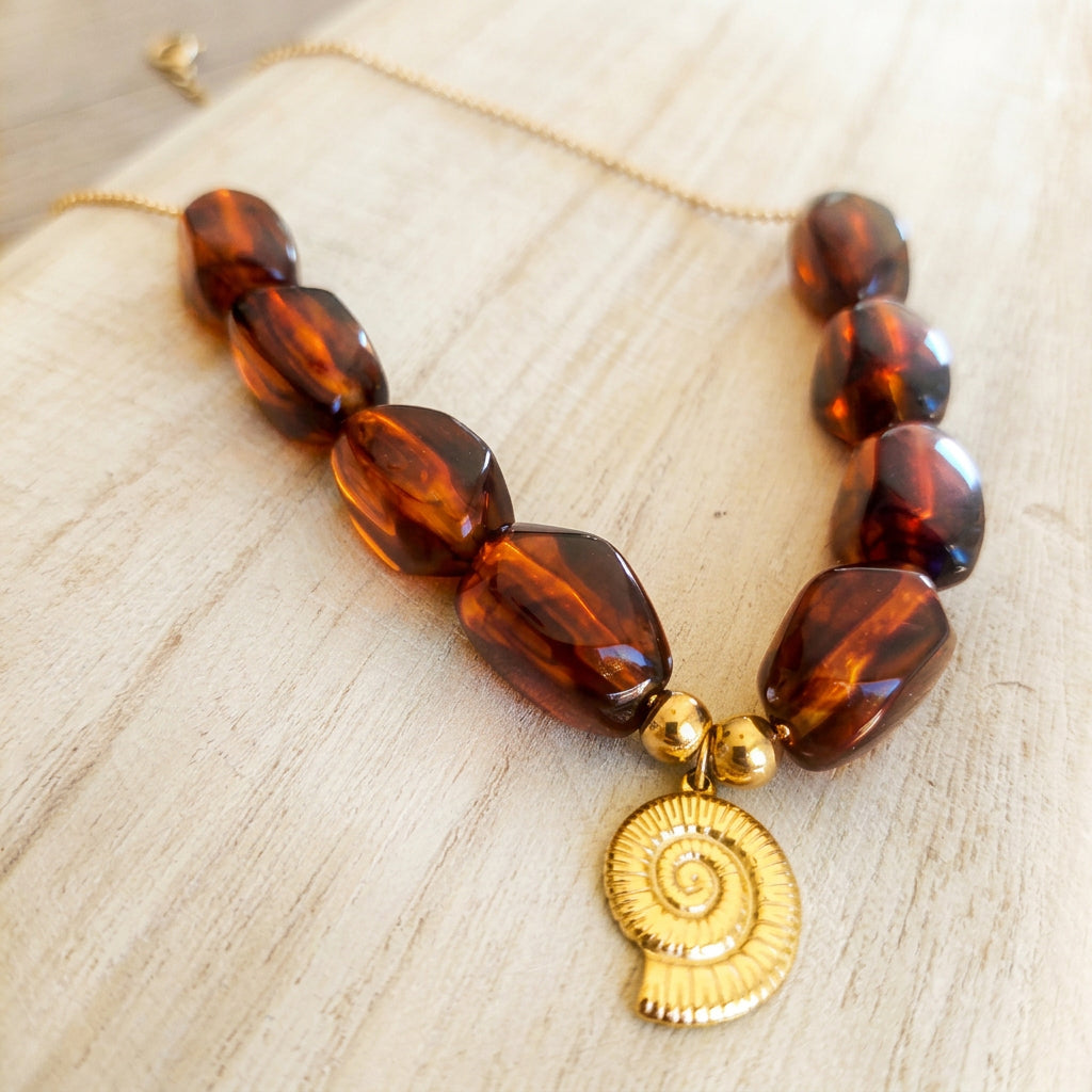 gros plan sur le collier Ambre grosses perles résine acrylique et acier inoxydable