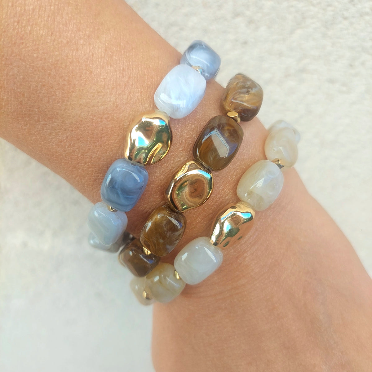 Trio de bracelets élastiques petites perles rectangulaires acryliques aux tons gris/blancs, marrons, beiges marbrés. Modèles tendances et bohèmes pour femme