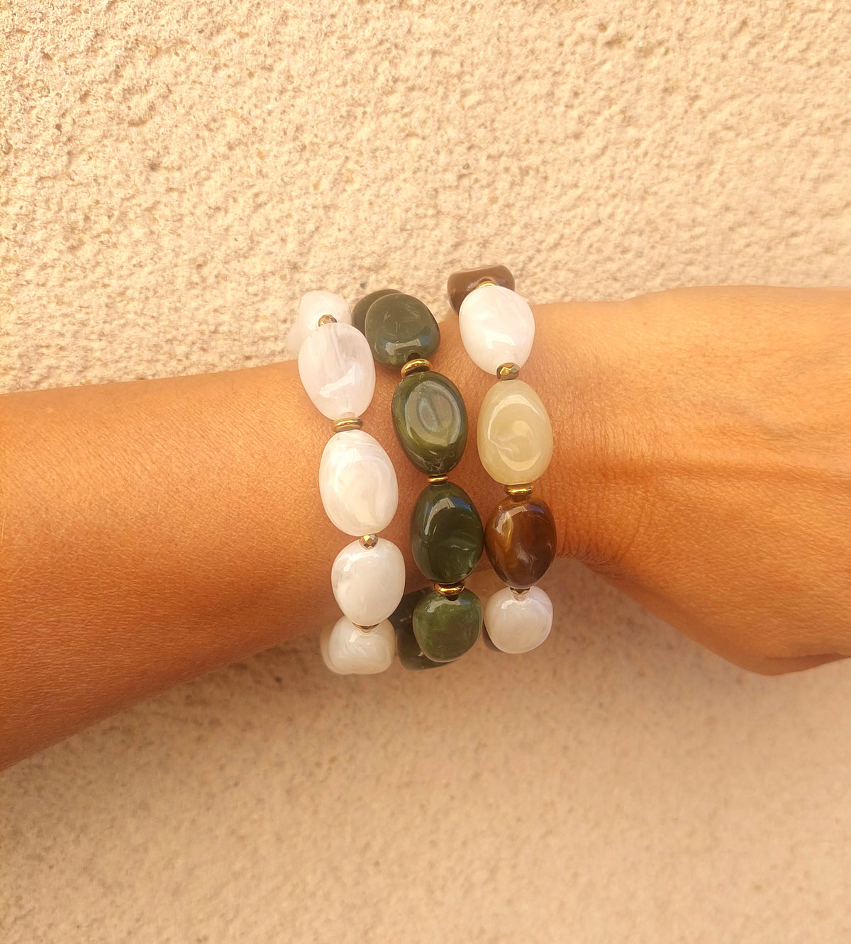 Trio de bracelet Loly ivoire, vert et tricolore élastique, grosses perles ovale modèle tendance au style bohème femme