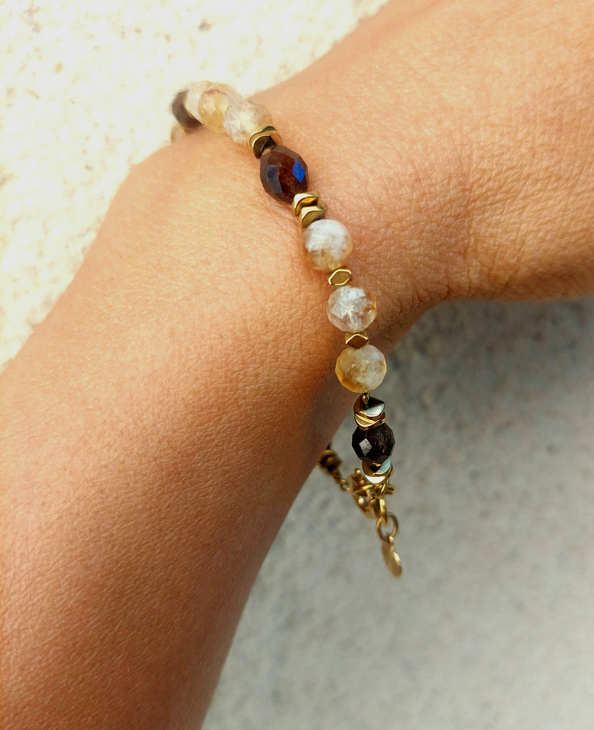 Bracelet élégant en pierres naturelles et acier inoxydable hypoallergénique fait main pour femme 