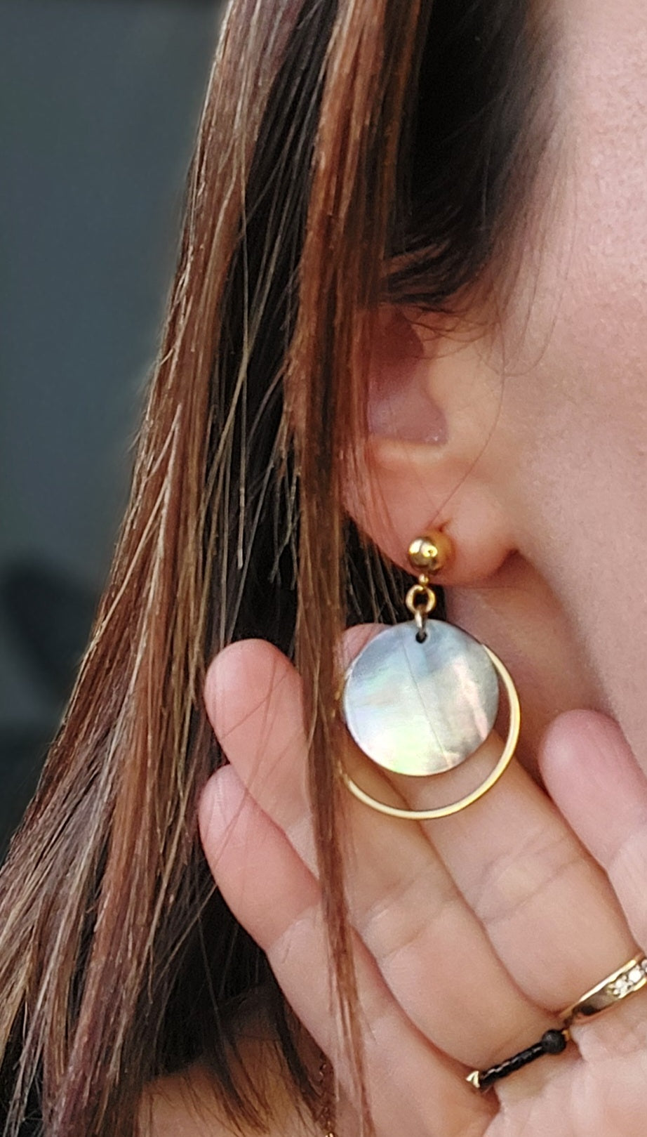 Boucles d'oreilles bohèmes en clous d'oreilles nacre grise naturelle