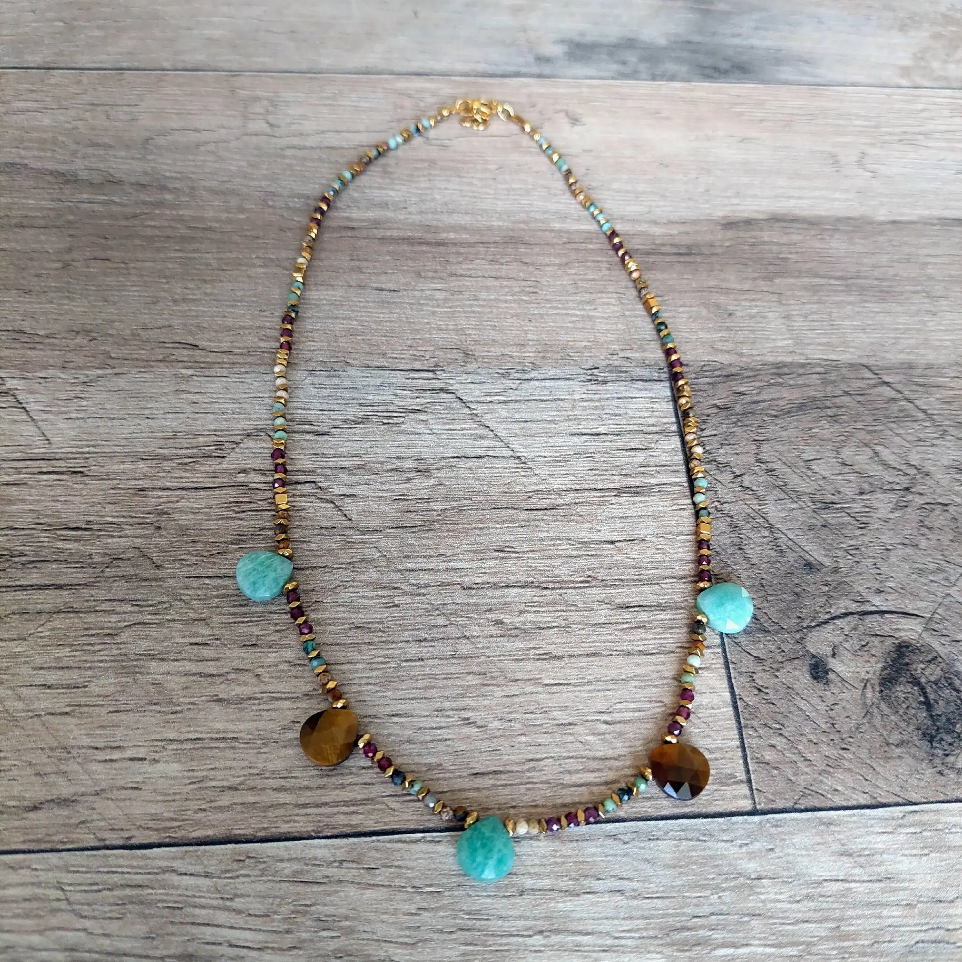 bijou bohème collier ajusté en pierres naturelles amazonite et œil de tigre