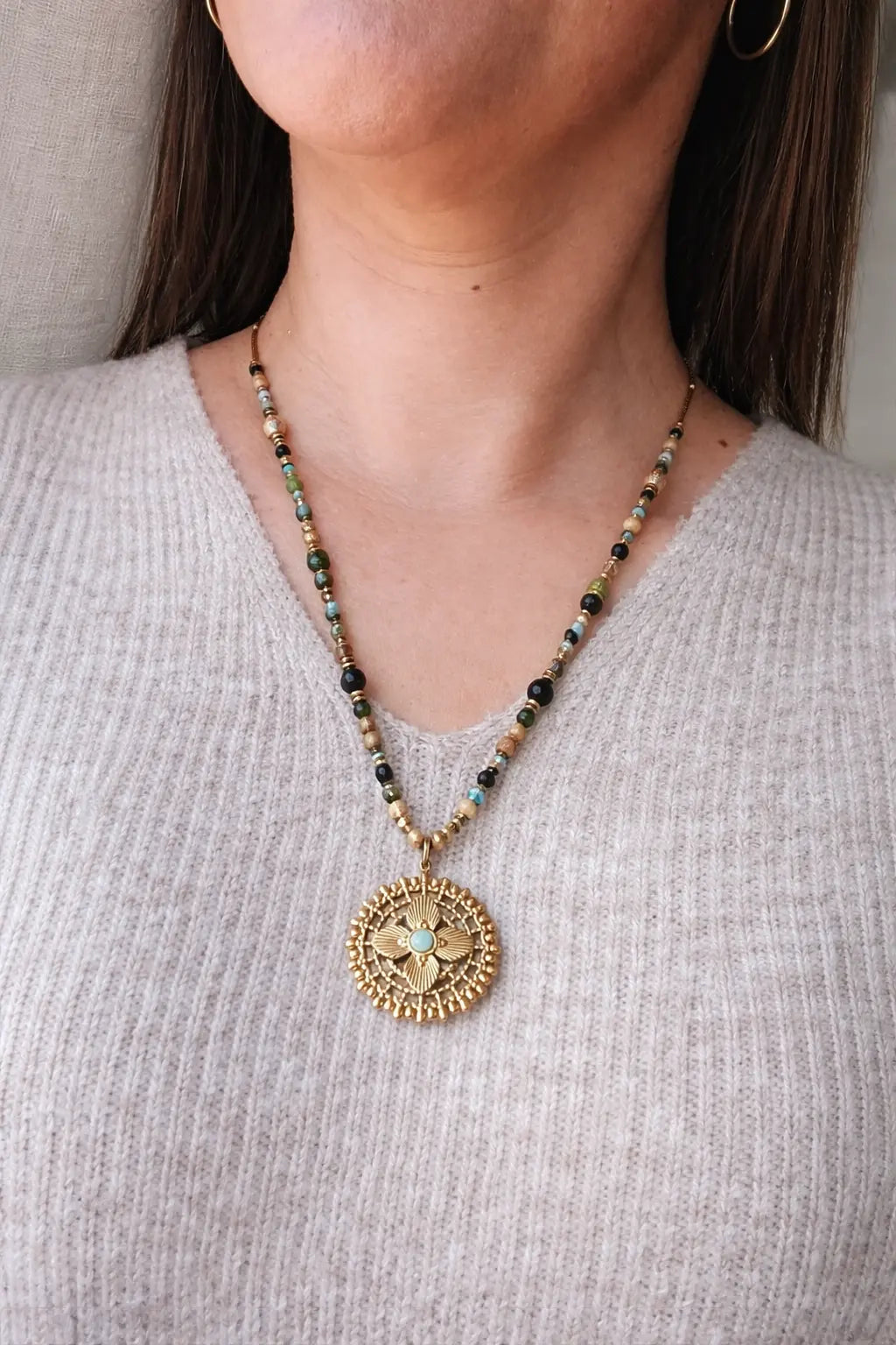 collier bohème perle naturelle de jaspe paysage, amazonite, turquoise africaine, agate noir porté sur fond clair