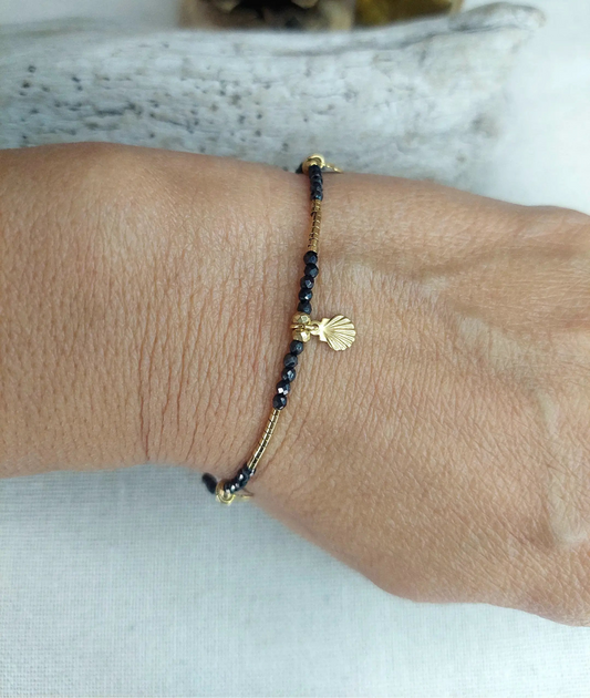 Bracelet bohème chic porté avec cristaux et pampilles coquillages