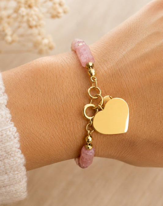 Bracelet bohème en quartz fraise porté au poignet avec détails en acier inoxydable 