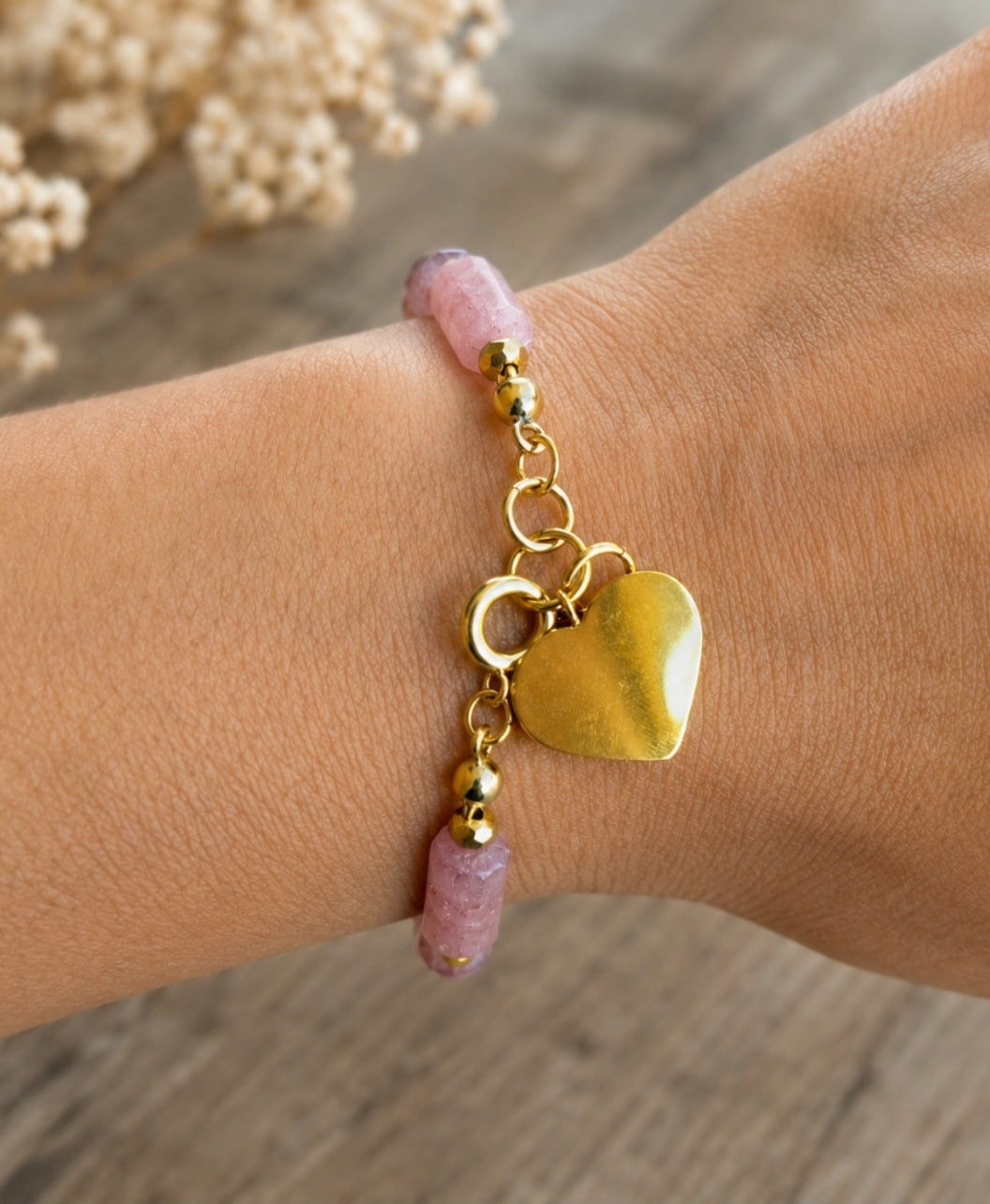 Bracelet bohème raffiné avec quartz fraise, hématites dorées et acier inoxydable porté 