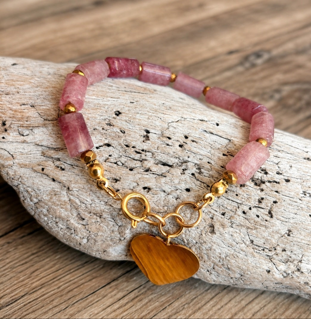 Bijou bohème féminin en quartz fraise aux reflets rosés et dorés