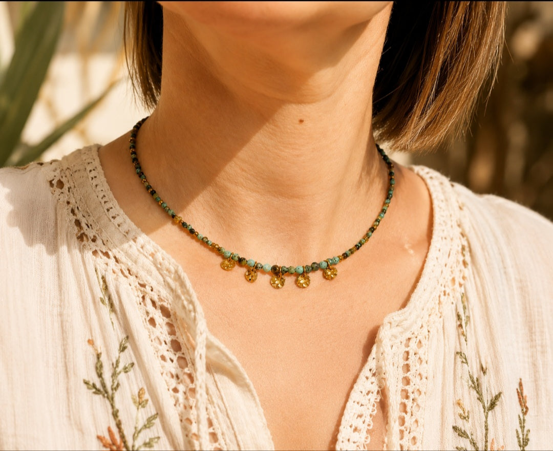 collier bohème chic femme porté en perles naturelles turquoise africaine et acier inoxydable