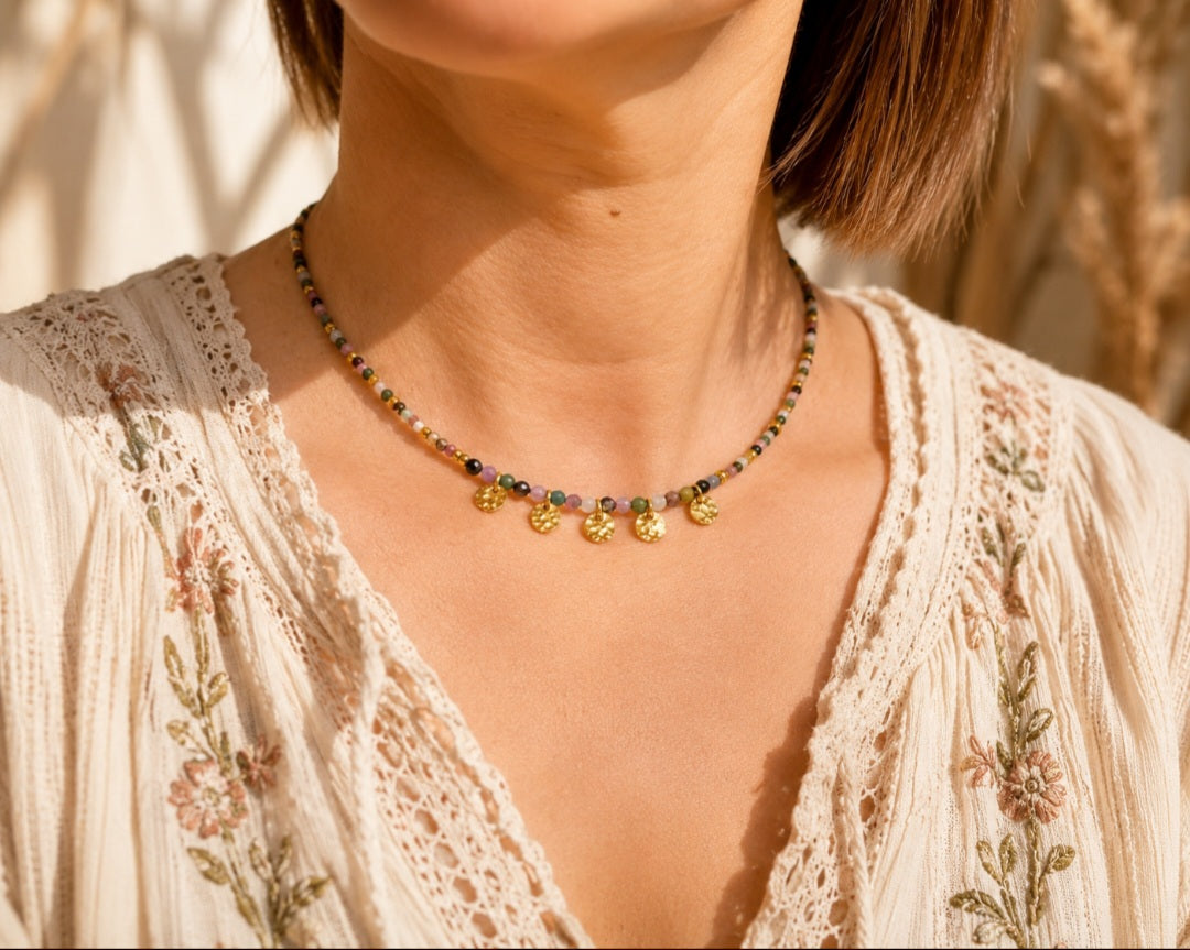 collier bohème chic femme porté en perles naturelles tourmalines multicolores et acier inoxydable